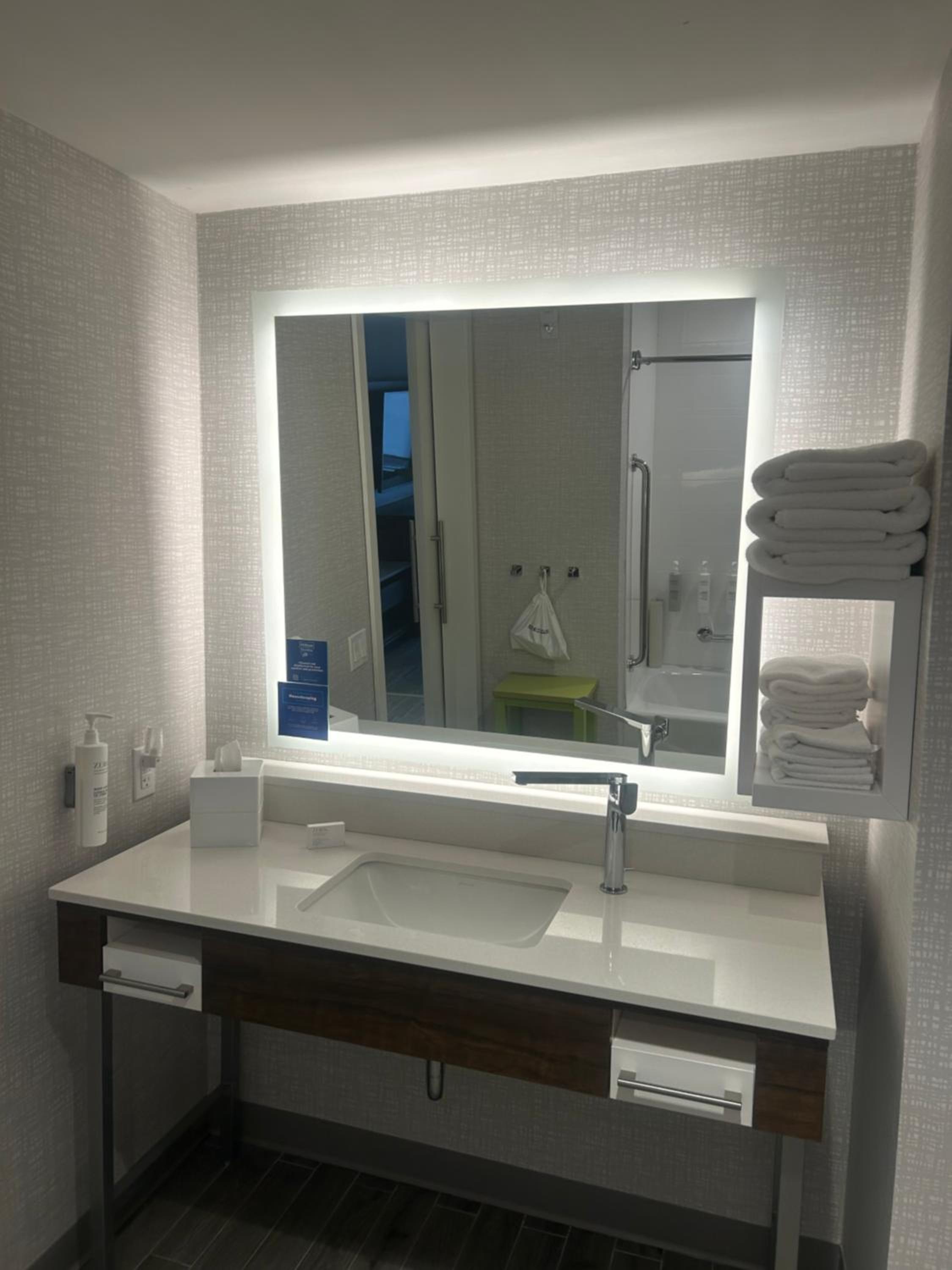 King Room with Accessible Tub - Mobility and Hearing Access/Non-Smoking - Photo 5