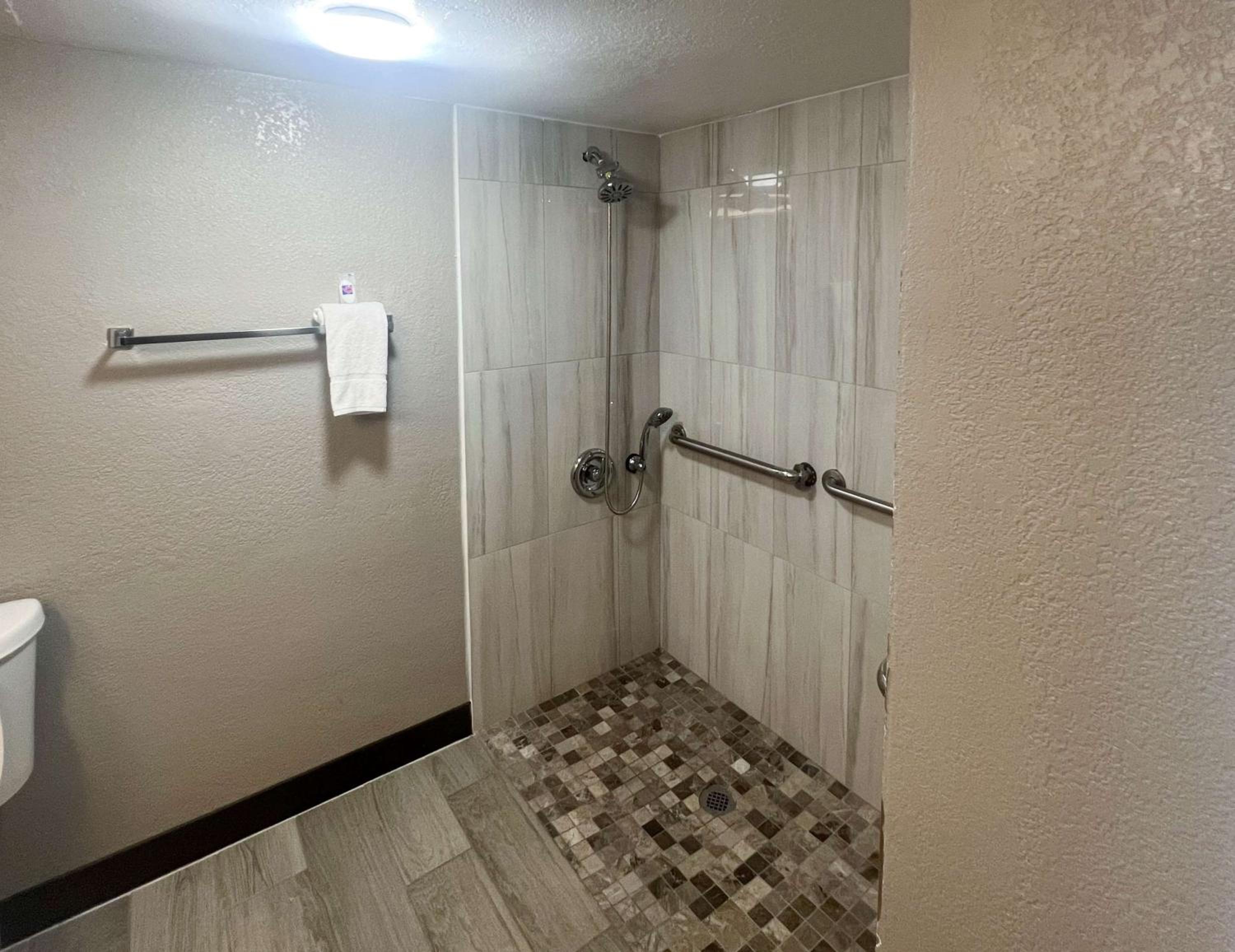 Quadruple Room - Disability Access - Non-Smoking - Photo 5