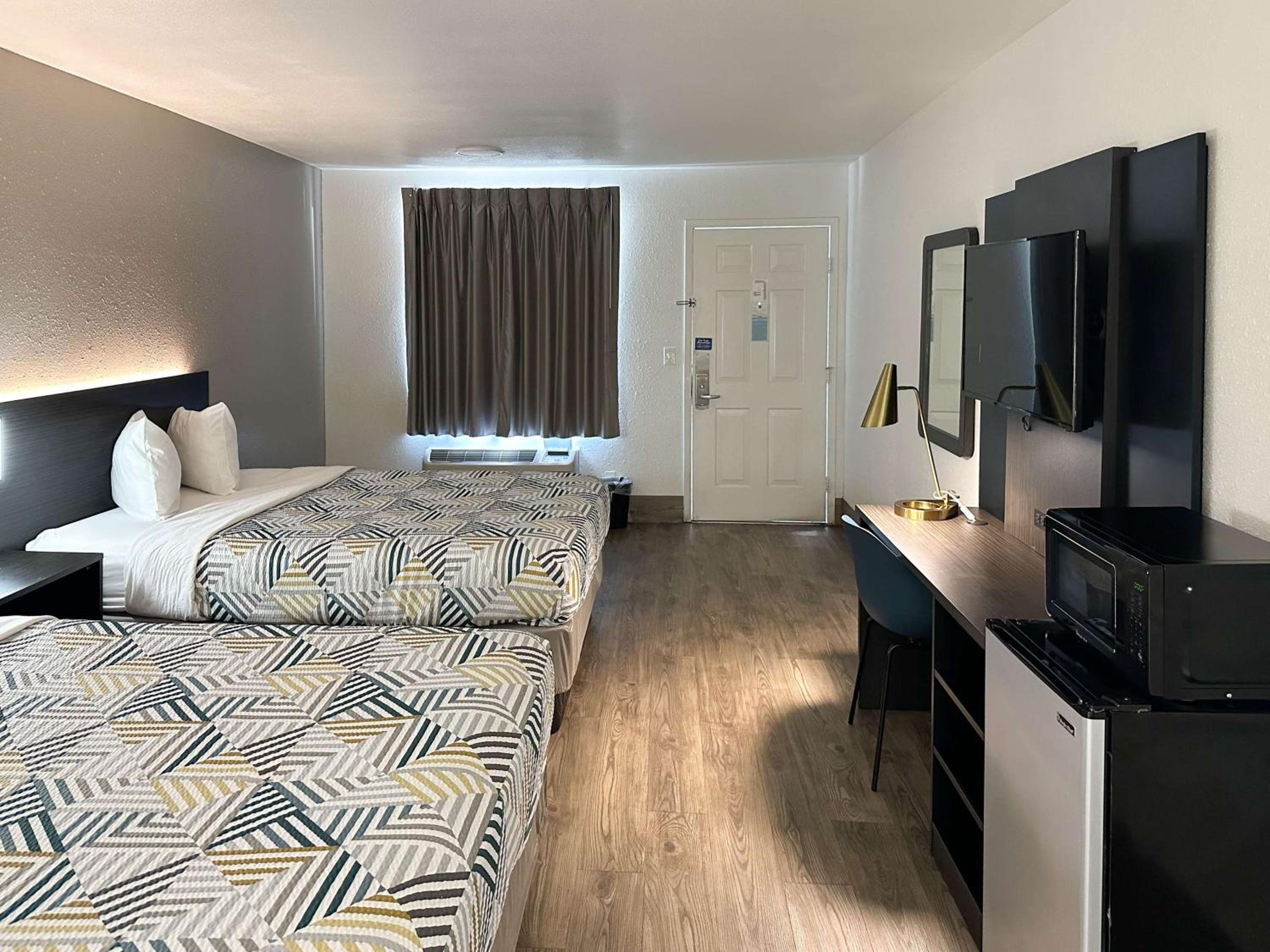 Queen Room with Two Queen Beds - Non-Smoking - Photo 4