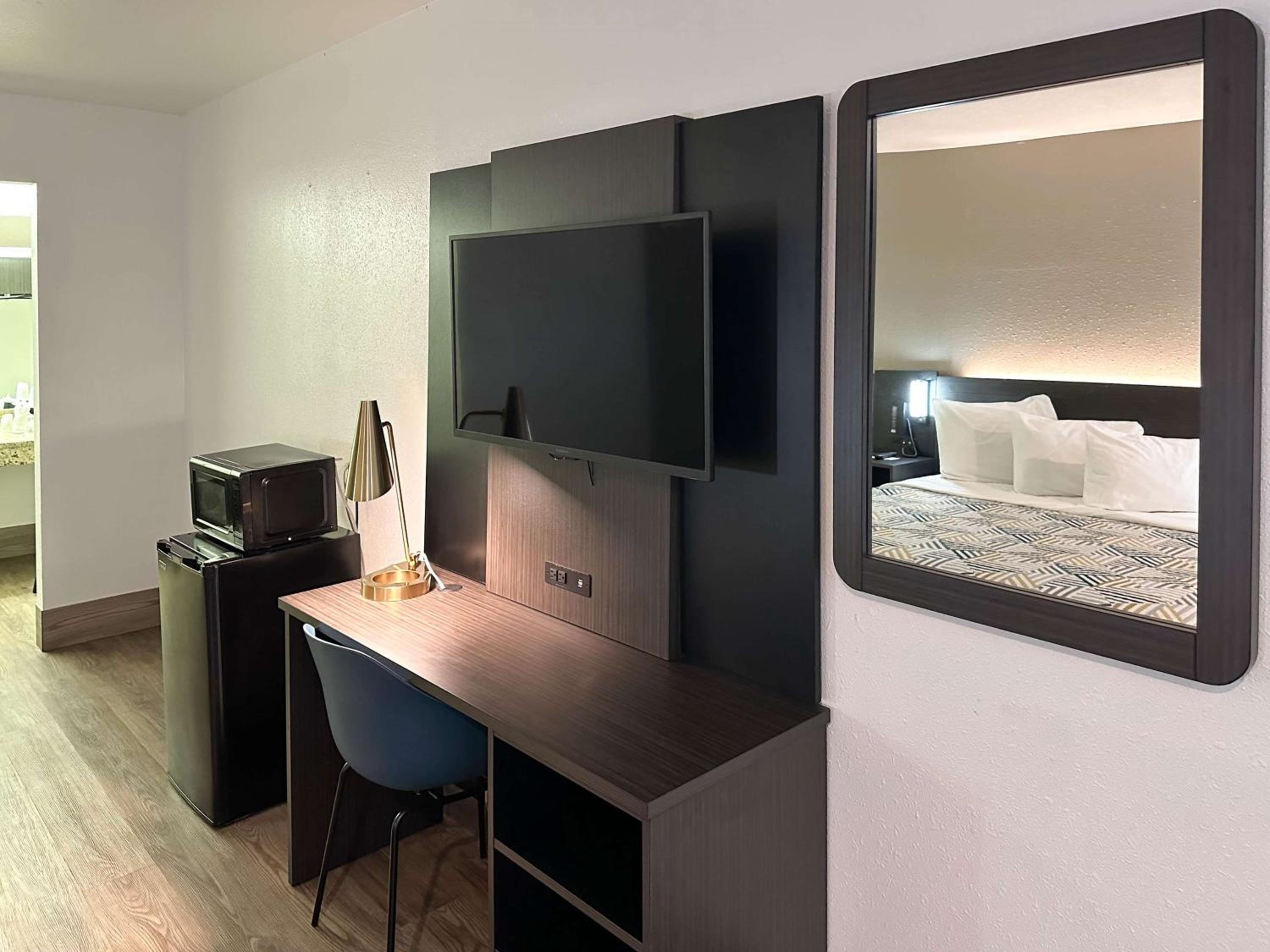 King Room - Non-Smoking - Photo 1
