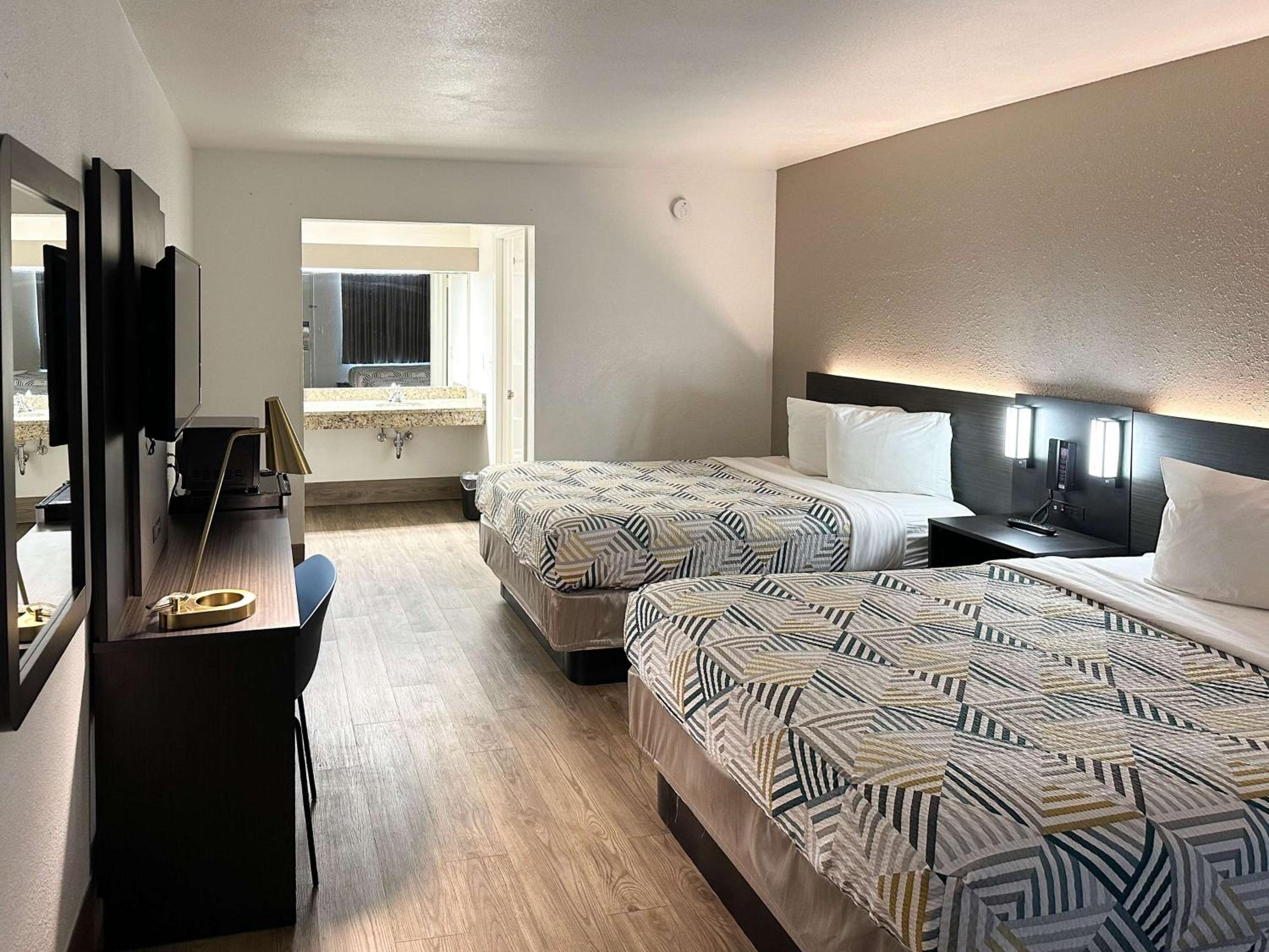 Queen Room with Two Queen Beds - Non-Smoking - Photo 2