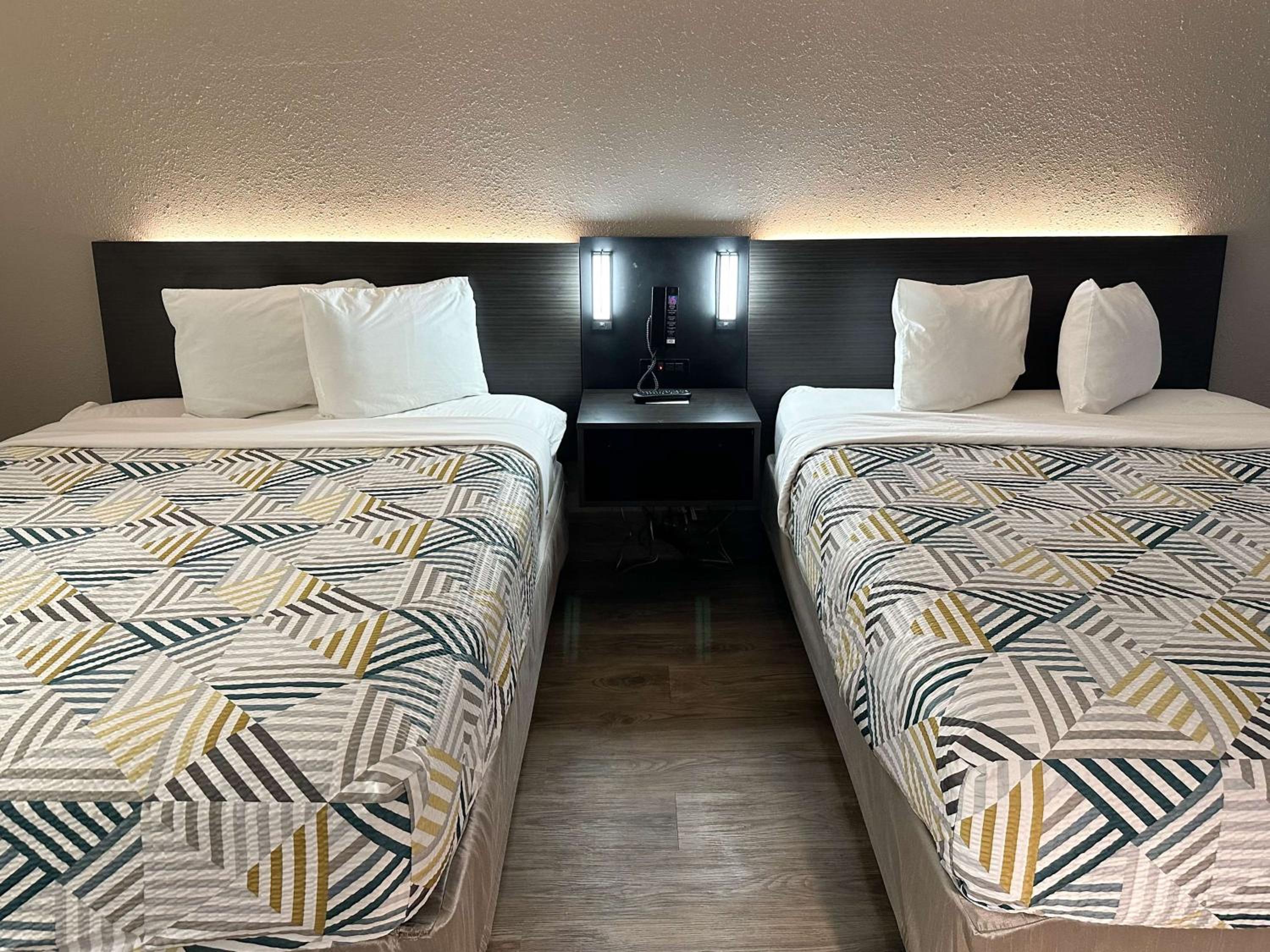 Queen Room with Two Queen Beds - Non-Smoking - Photo 6