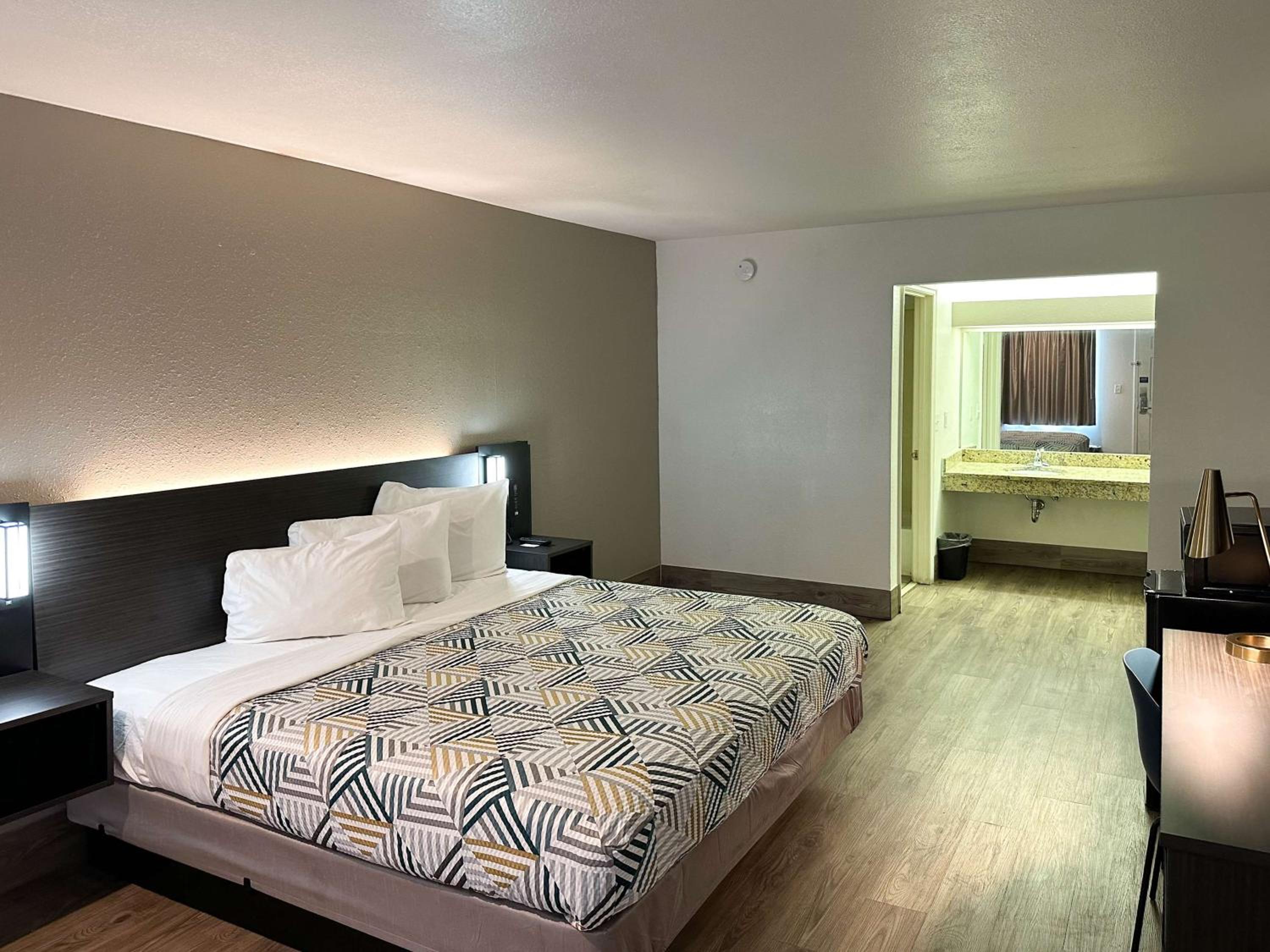 King Room - Non-Smoking - Photo 4