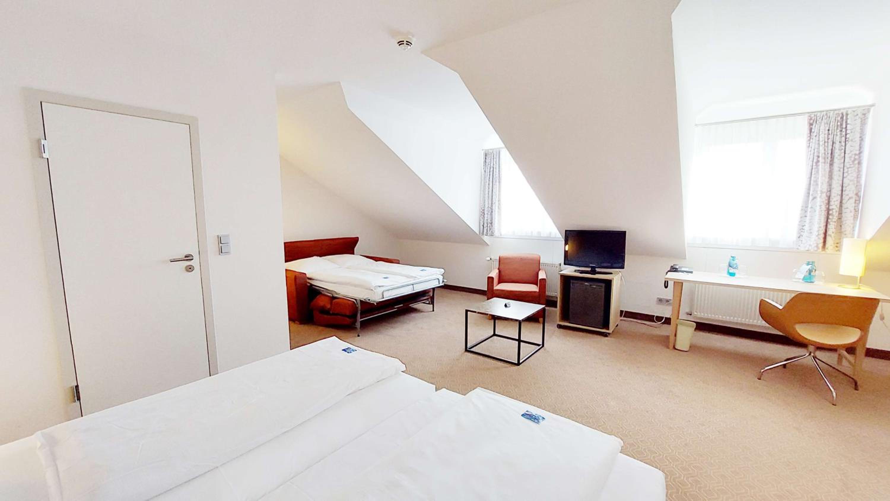 Business Double Room with Sofa Bed thumbnail 6