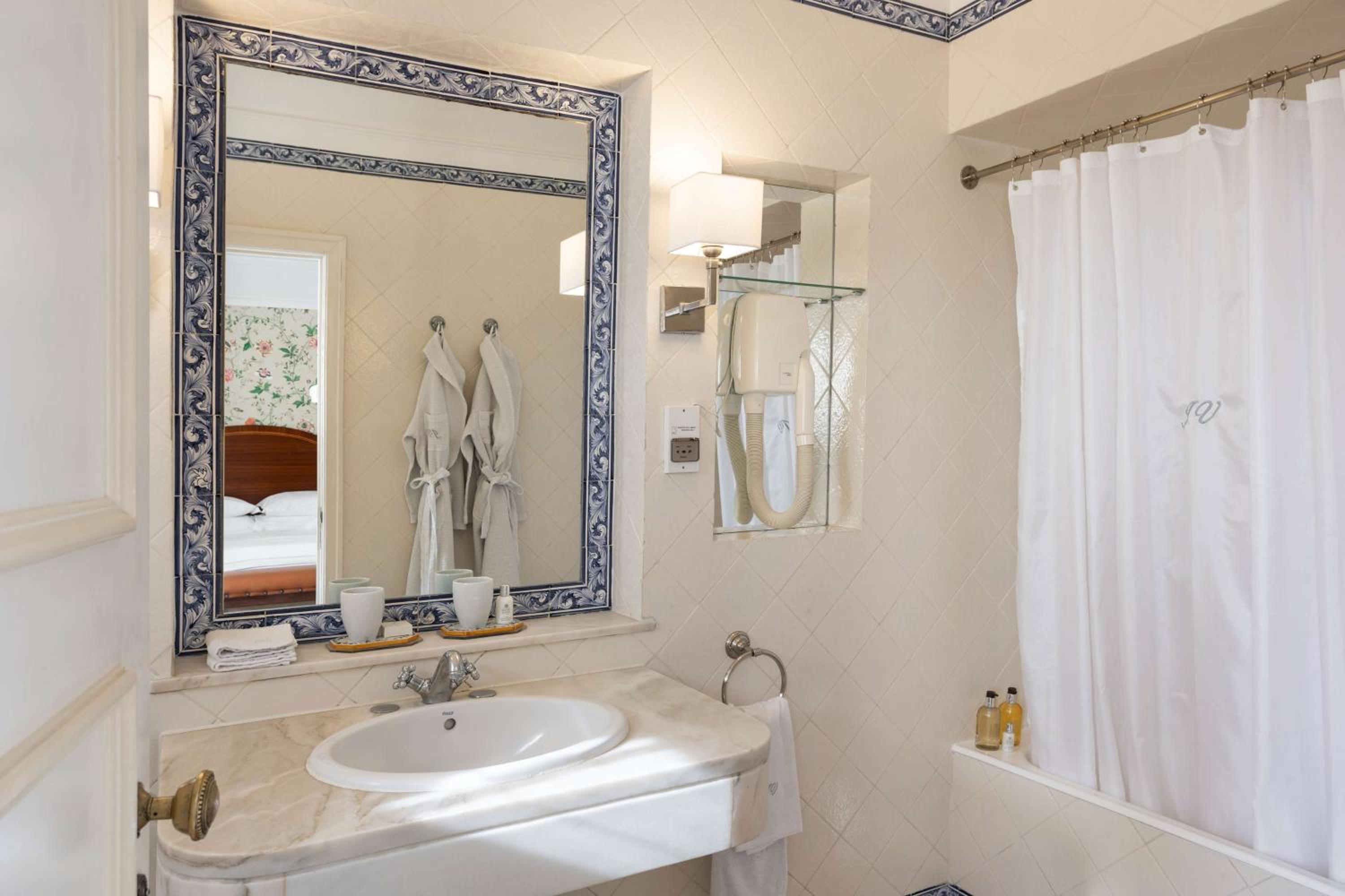 Deluxe Double or Twin Room with River View - Photo 4