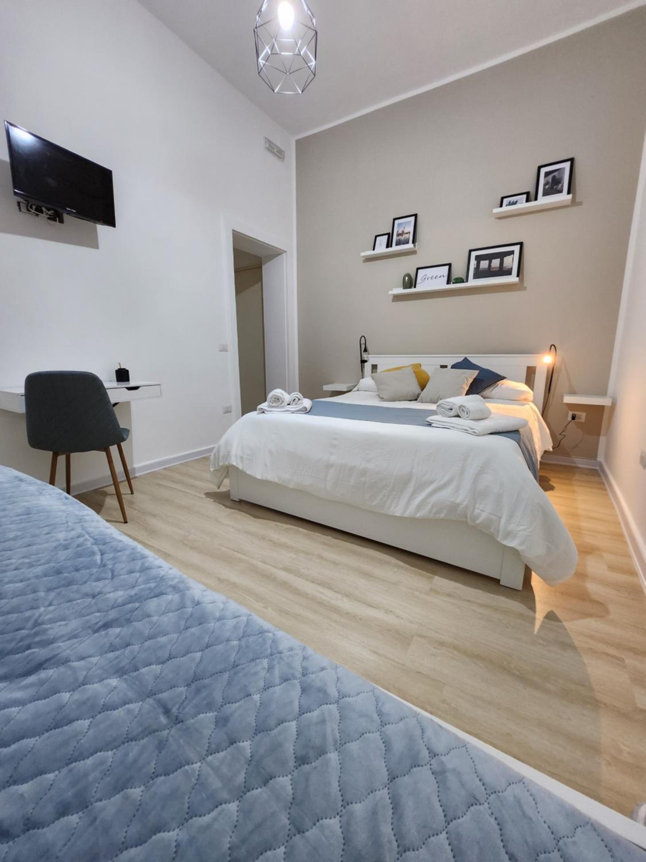 Double Room with Private Bathroom - Photo 2