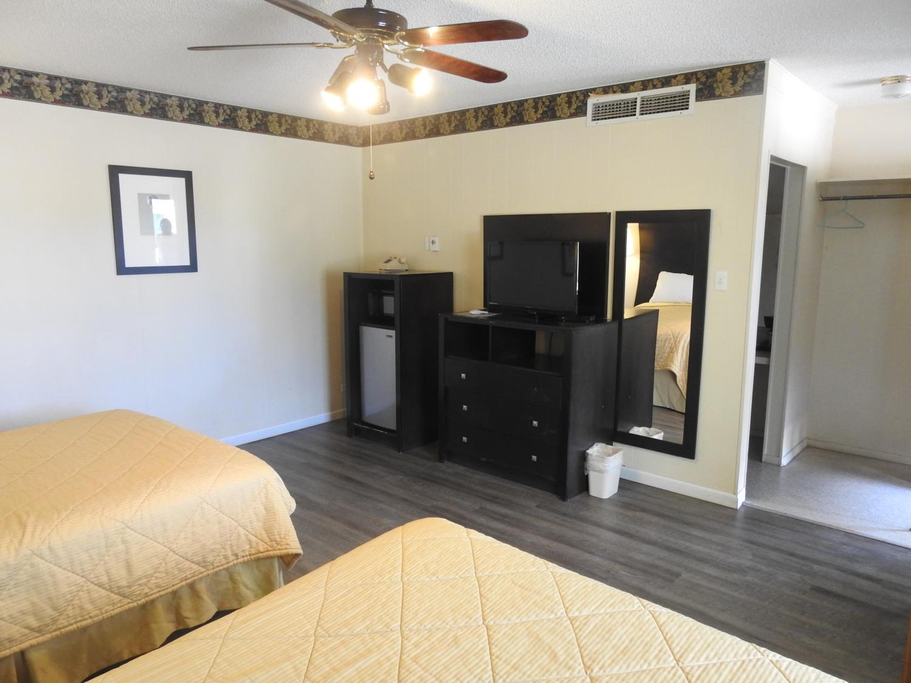 Queen Room with Two Queen Beds - Non-Smoking photo 3