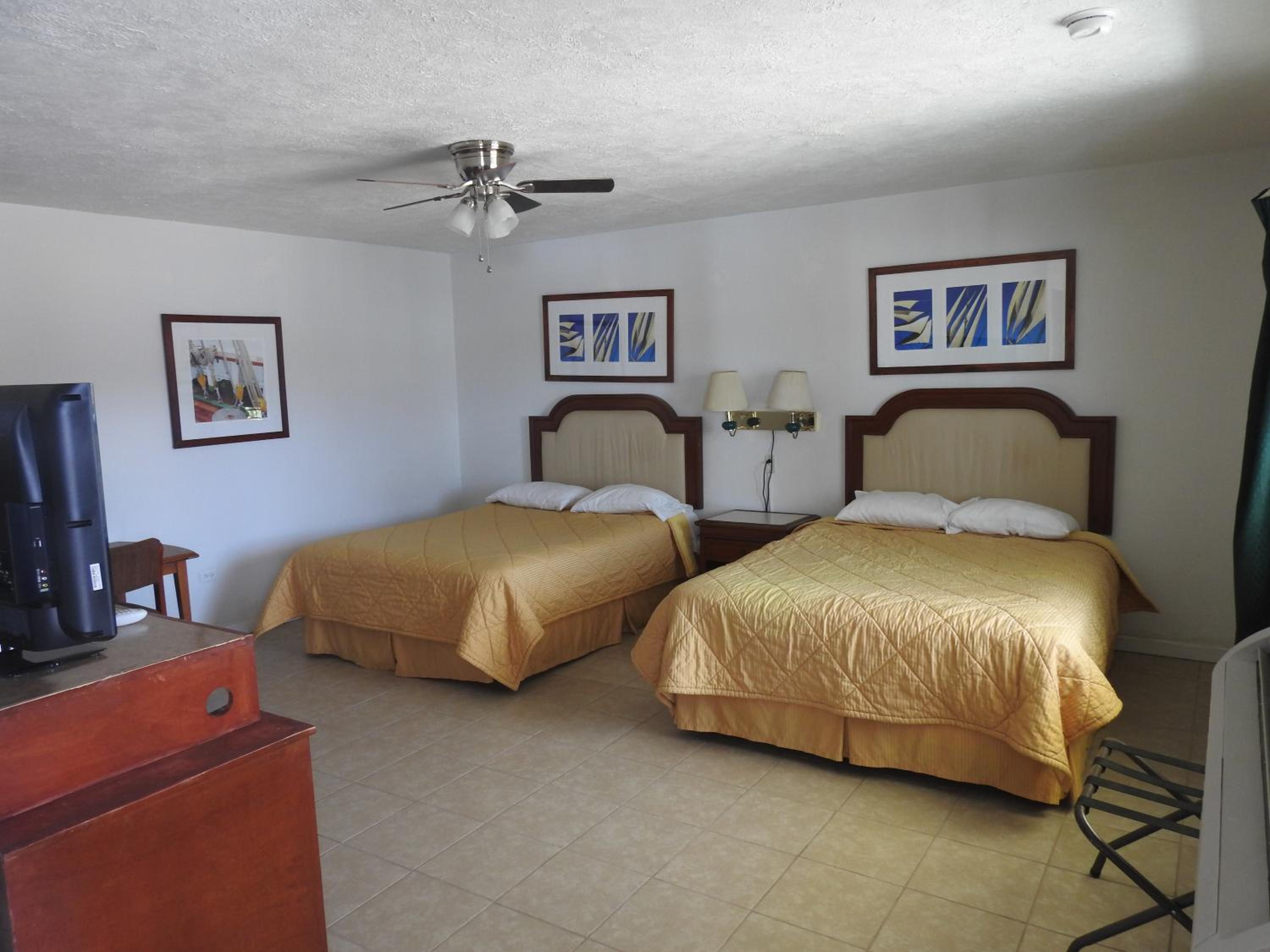 Queen Room with Two Queen Beds - Smoking photo 1