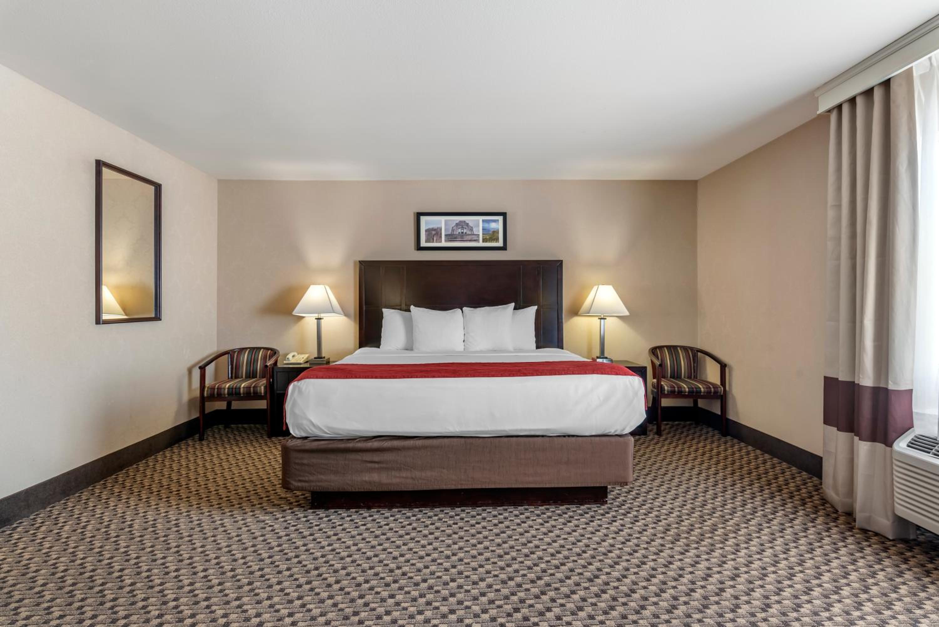 Suite with 1 King Bed and 2 Queen Beds - Non-Smoking Pet Free - Photo 4