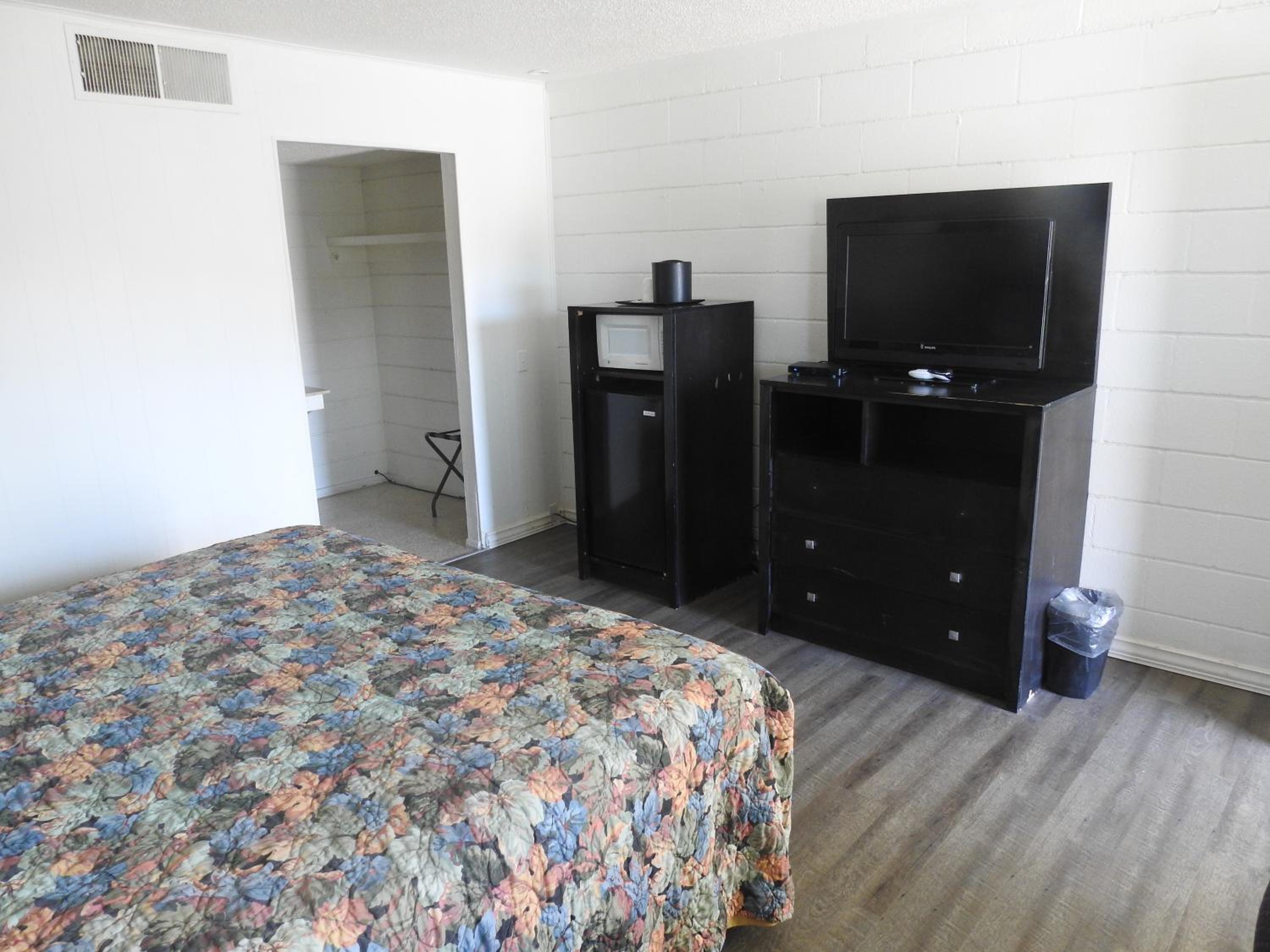 King Room - Non-Smoking photo 2