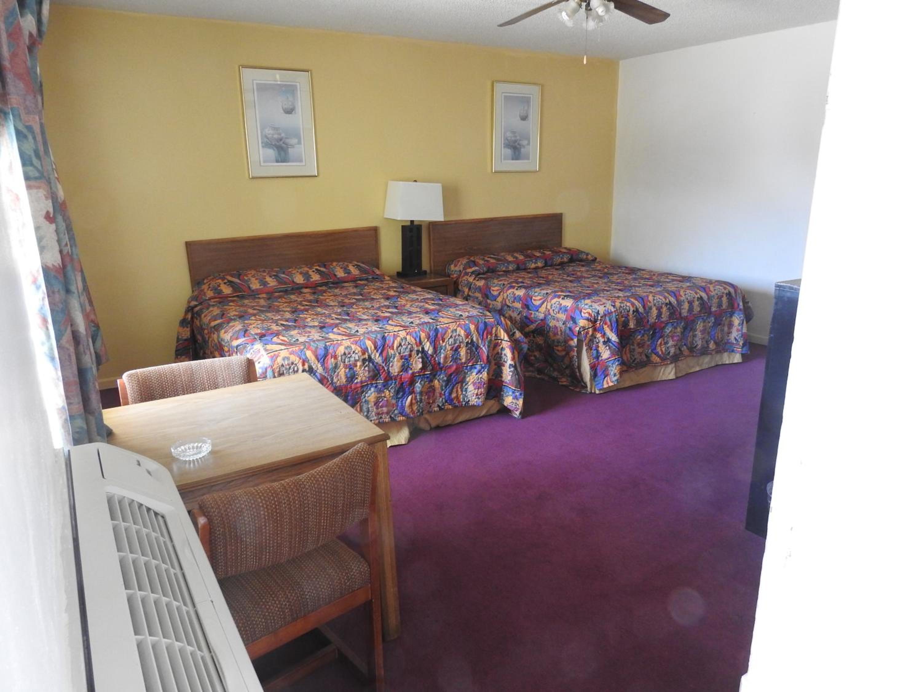 Queen Room with Two Queen Beds - Smoking photo 3