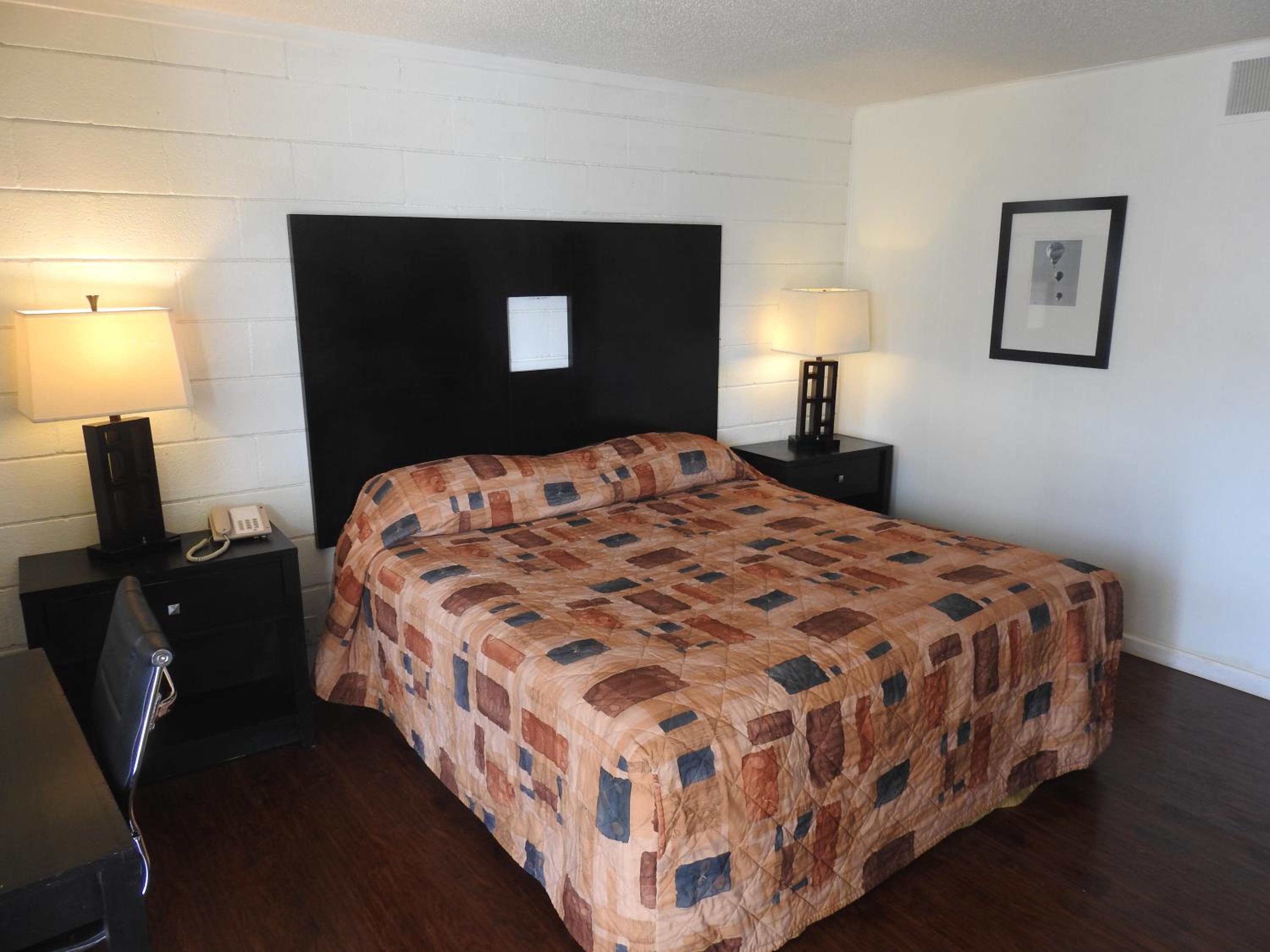 Queen Room photo 1