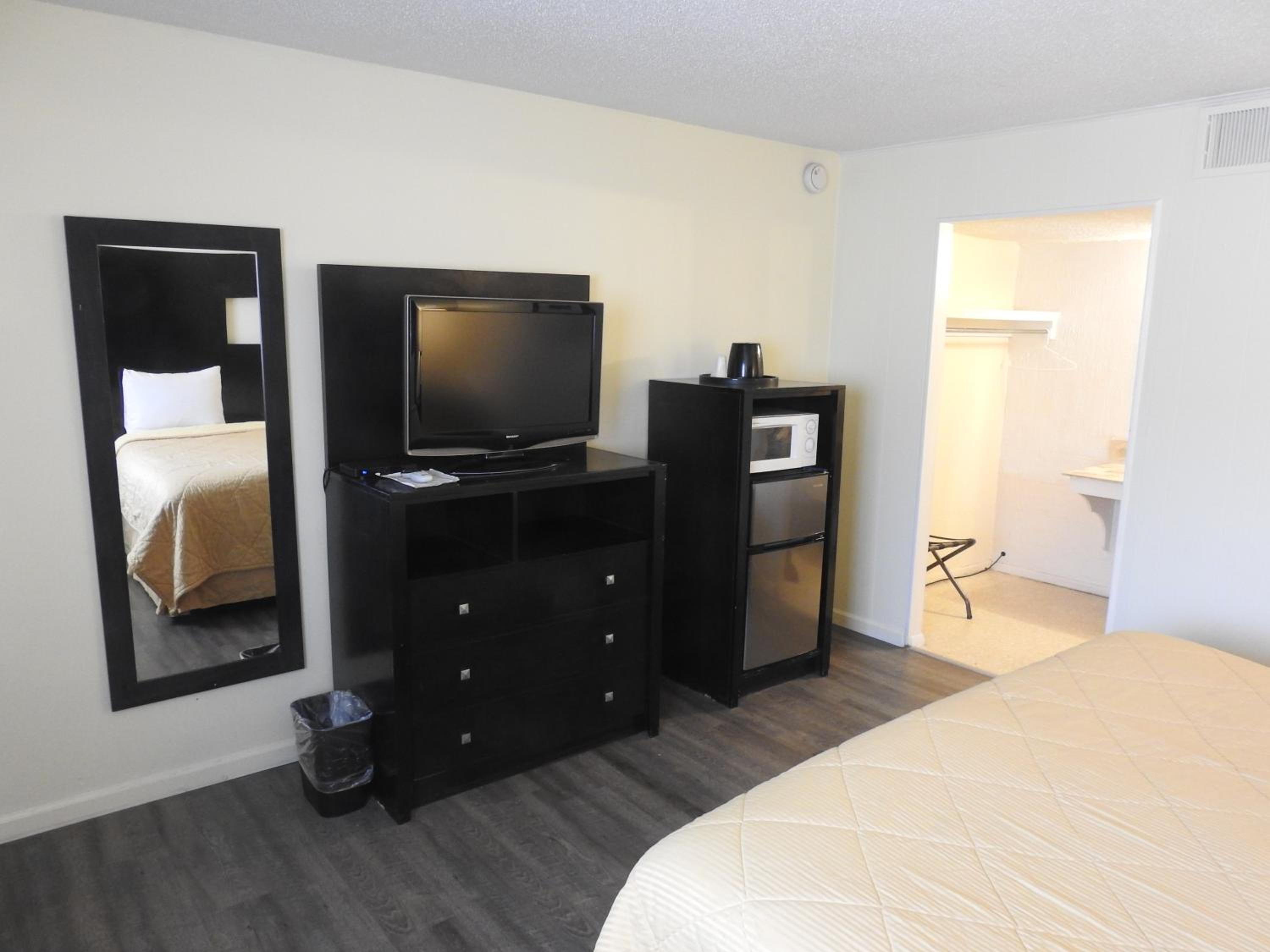 Queen Room with Two Queen Beds - Non-Smoking photo 2