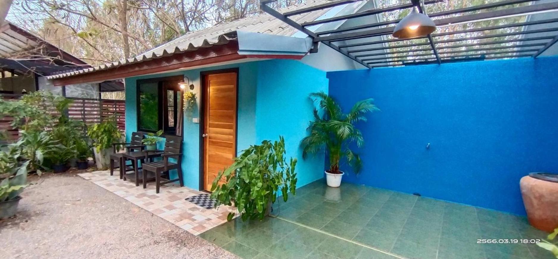 Bungalow with Garden View - Photo 6