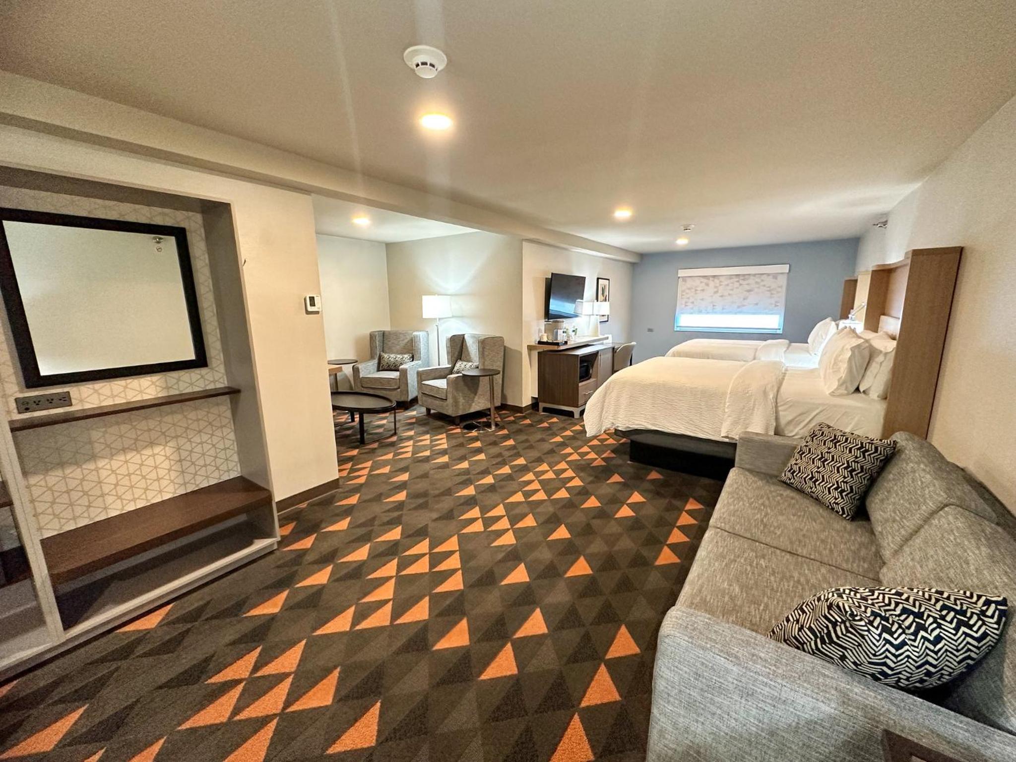 Premium Queen Room with Two Queens and One Sofa Bed - Photo 7
