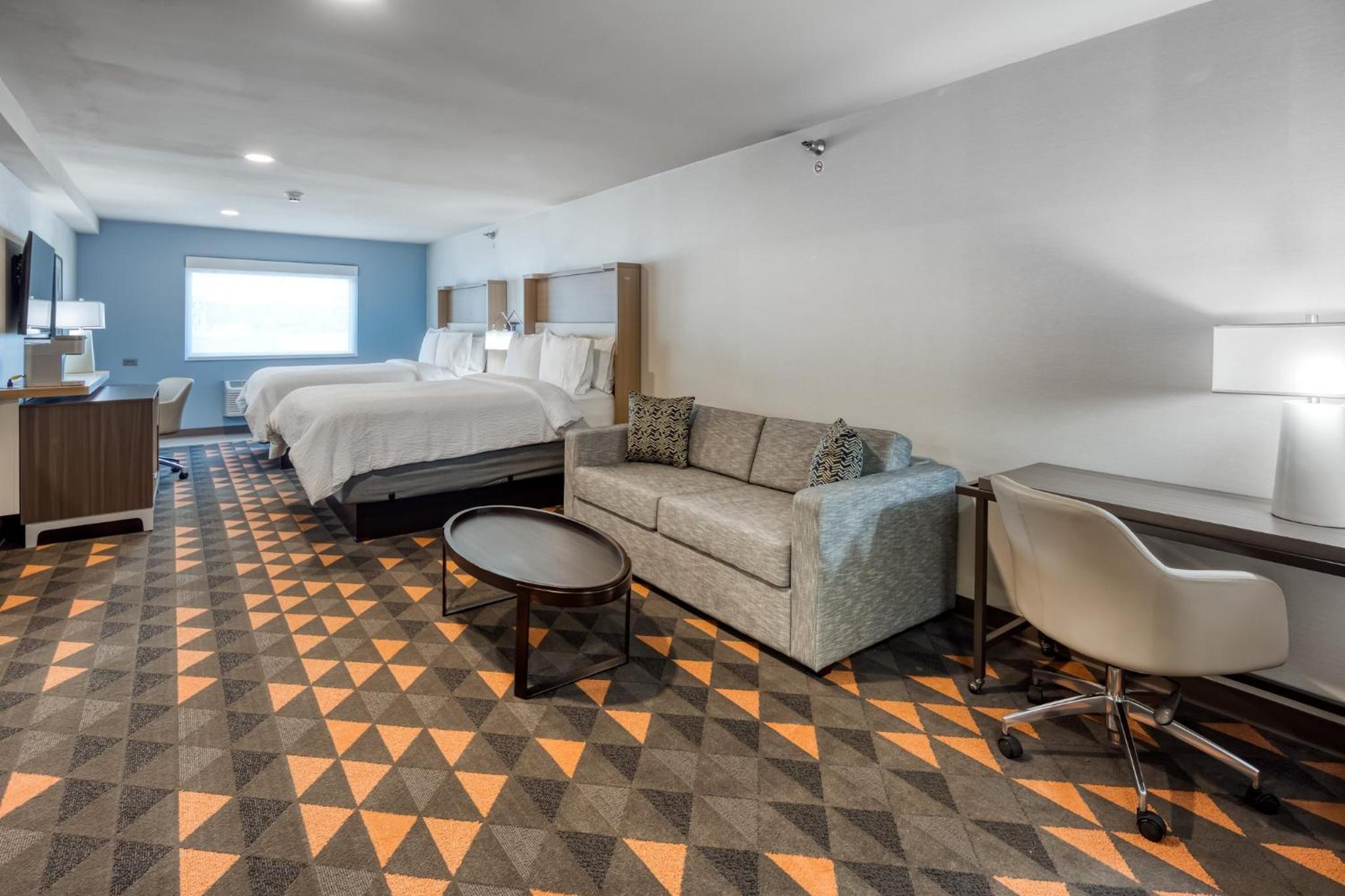 Queen Suite with Two Queen Beds - Photo 2