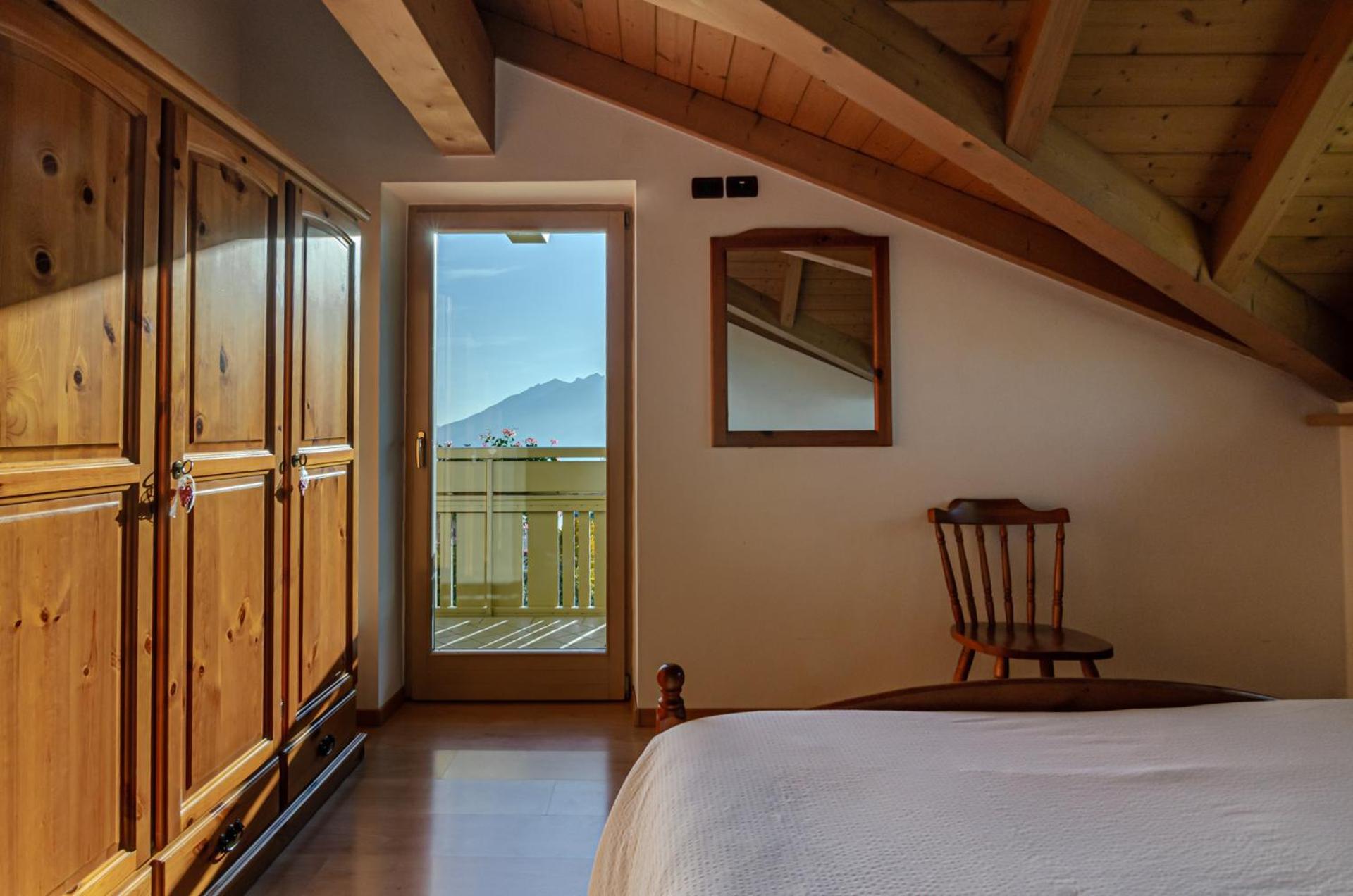 Apartment with Mountain View