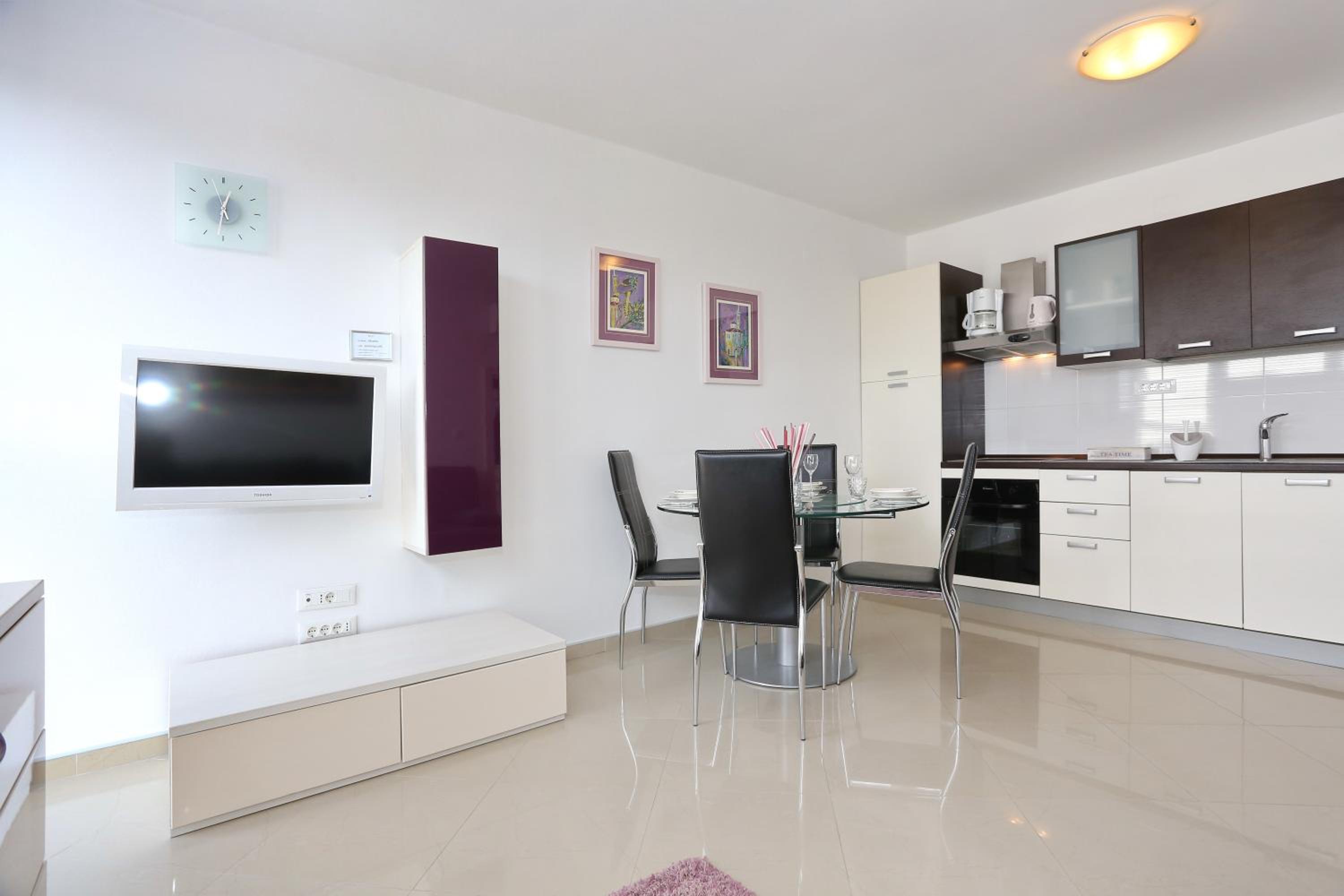 One-Bedroom Apartment with Sea View - Photo 14
