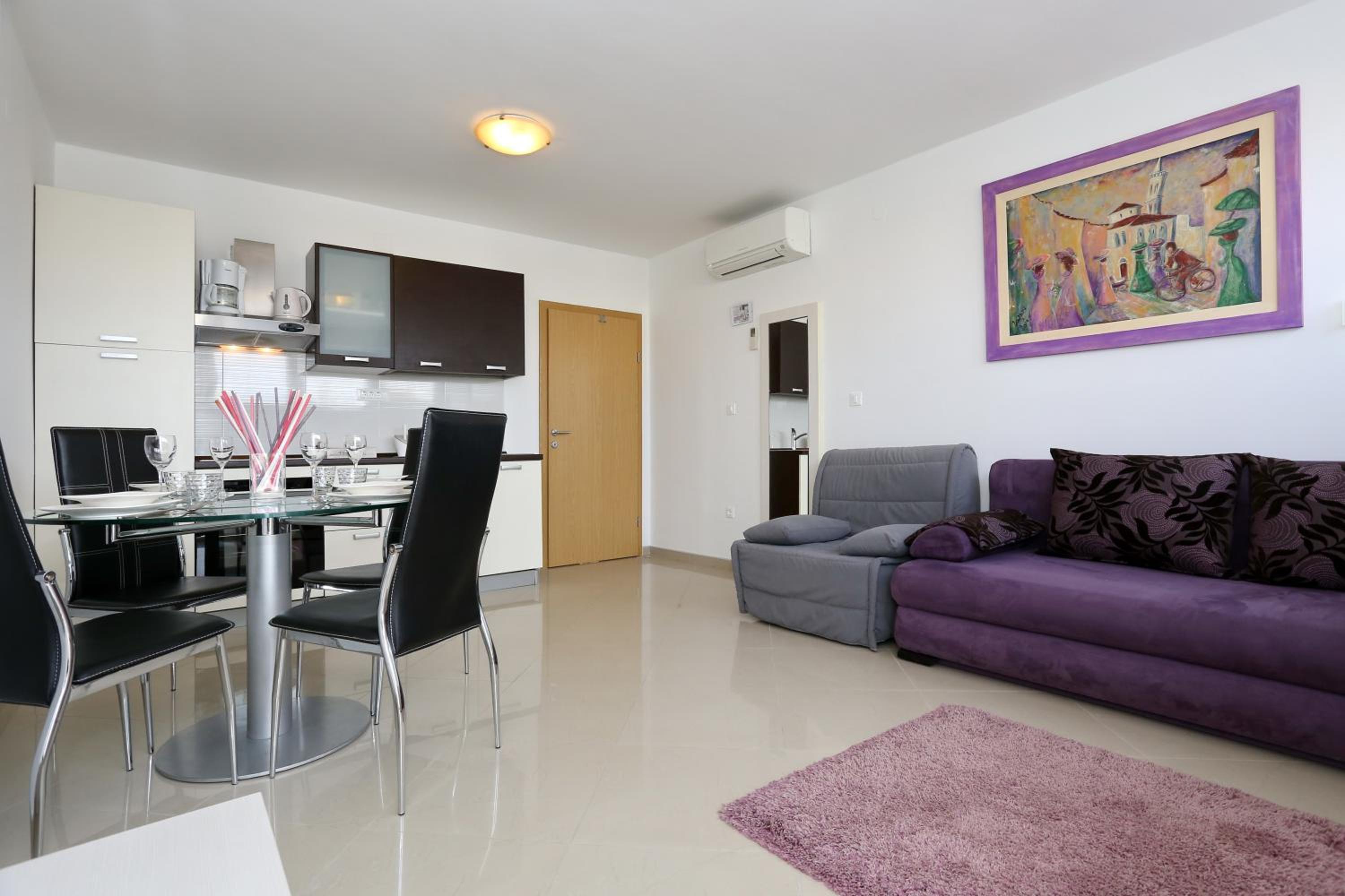 One-Bedroom Apartment with Sea View - Photo 3