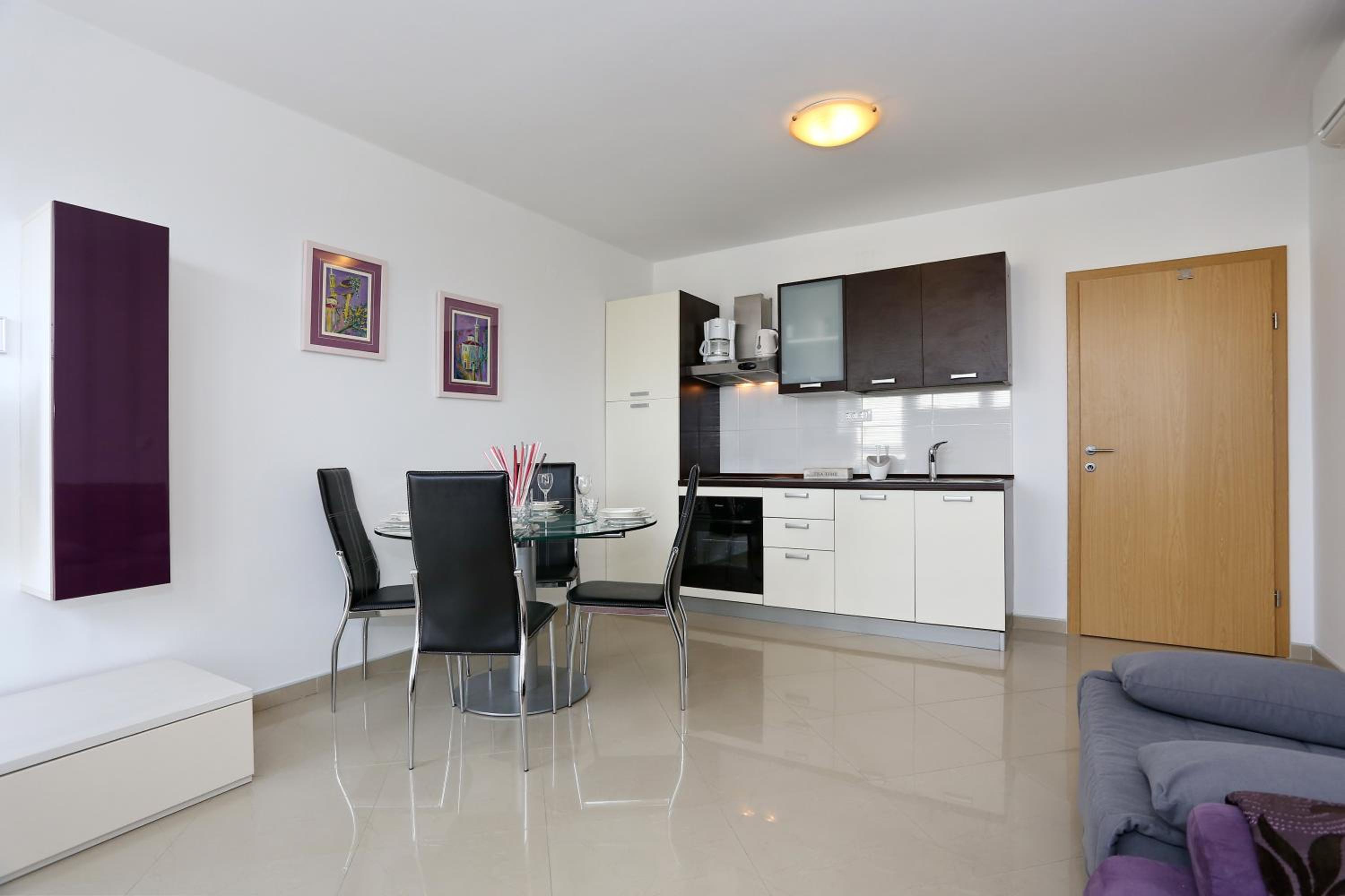 One-Bedroom Apartment with Sea View - Photo 2
