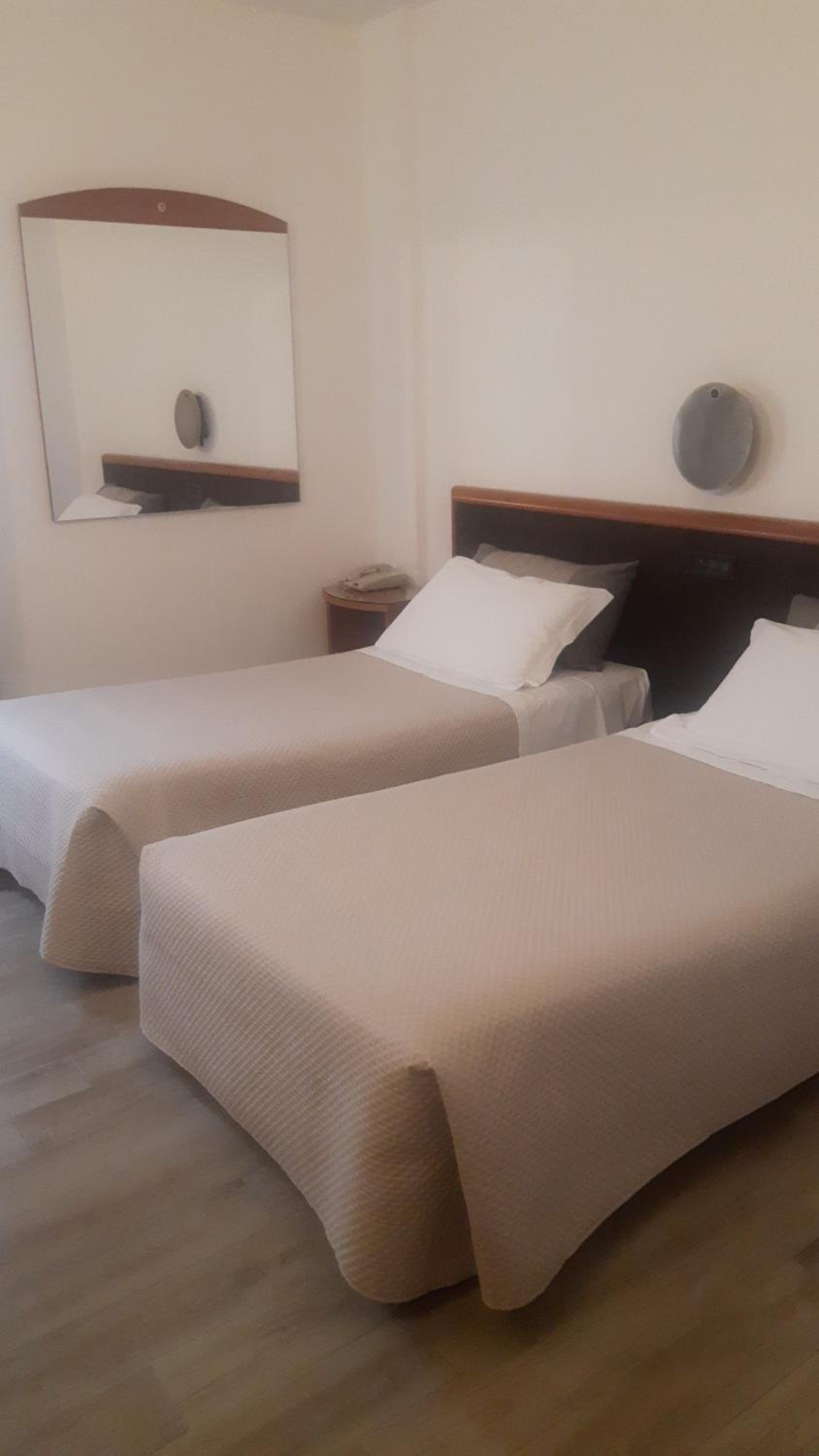 Standard Double or Twin Room - Photo 3