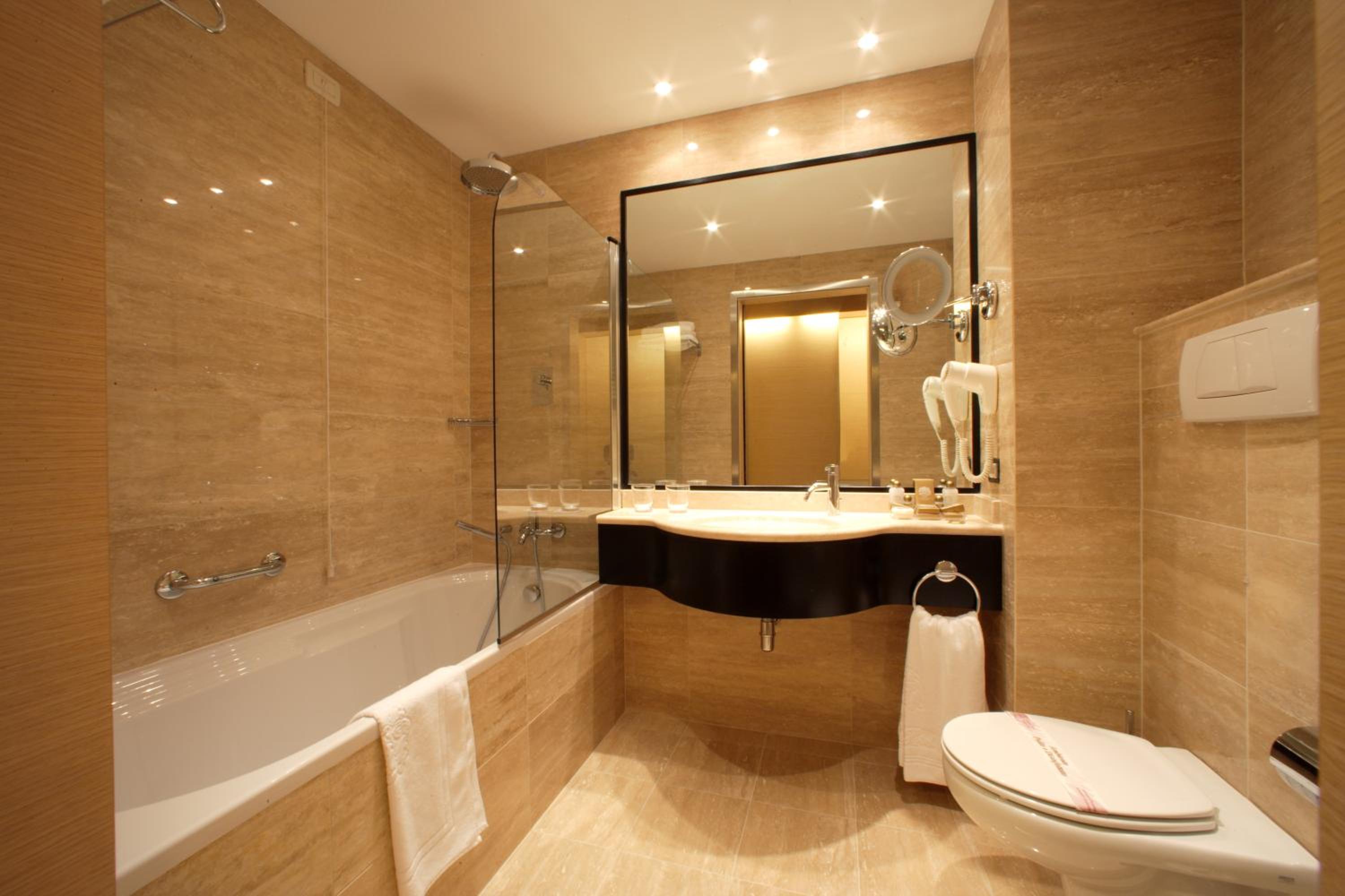 Deluxe Double Room with Balcony - Photo 3