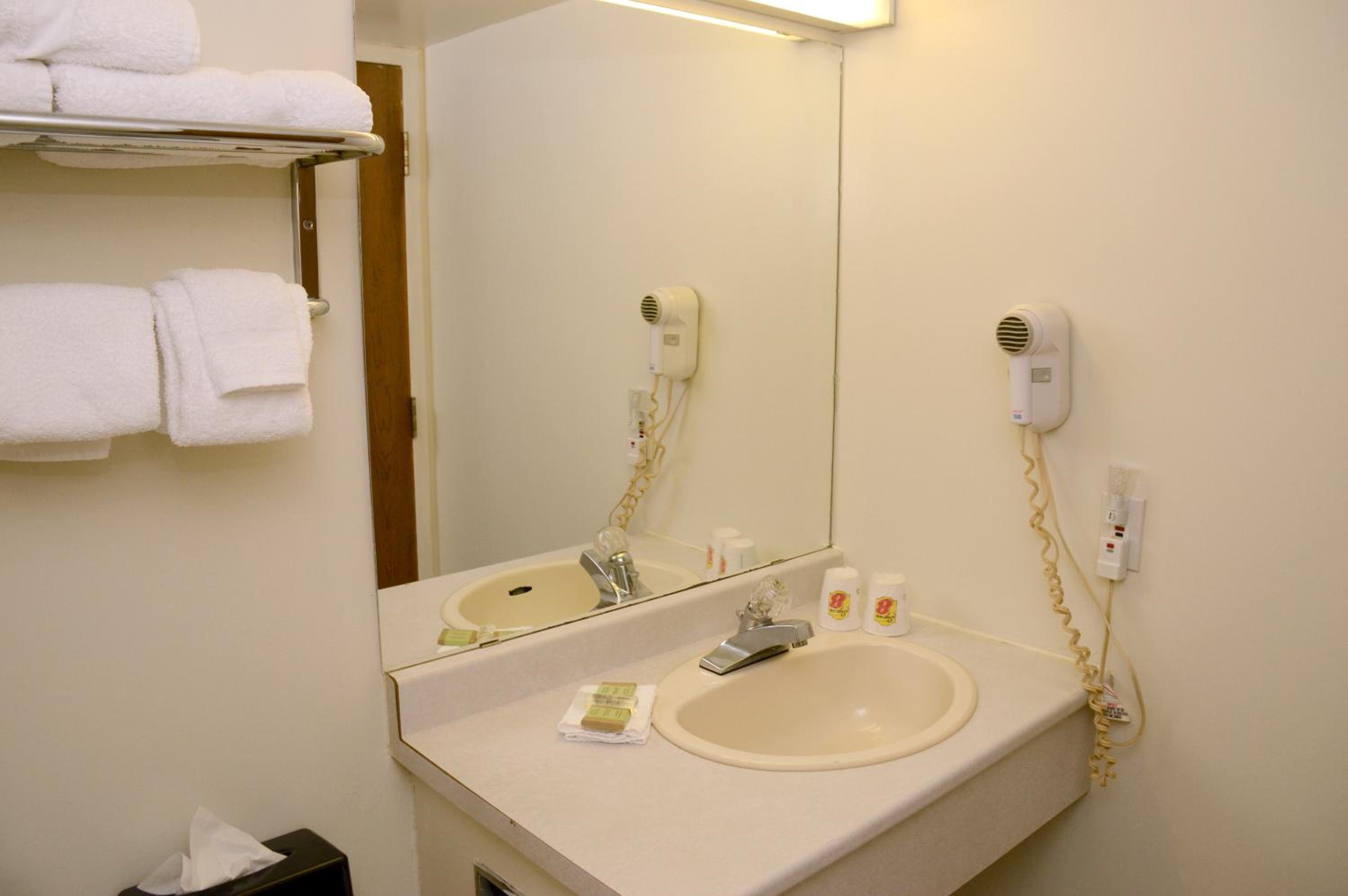 Studio Suite with Two Queen Beds - Non-Smoking - Photo 3