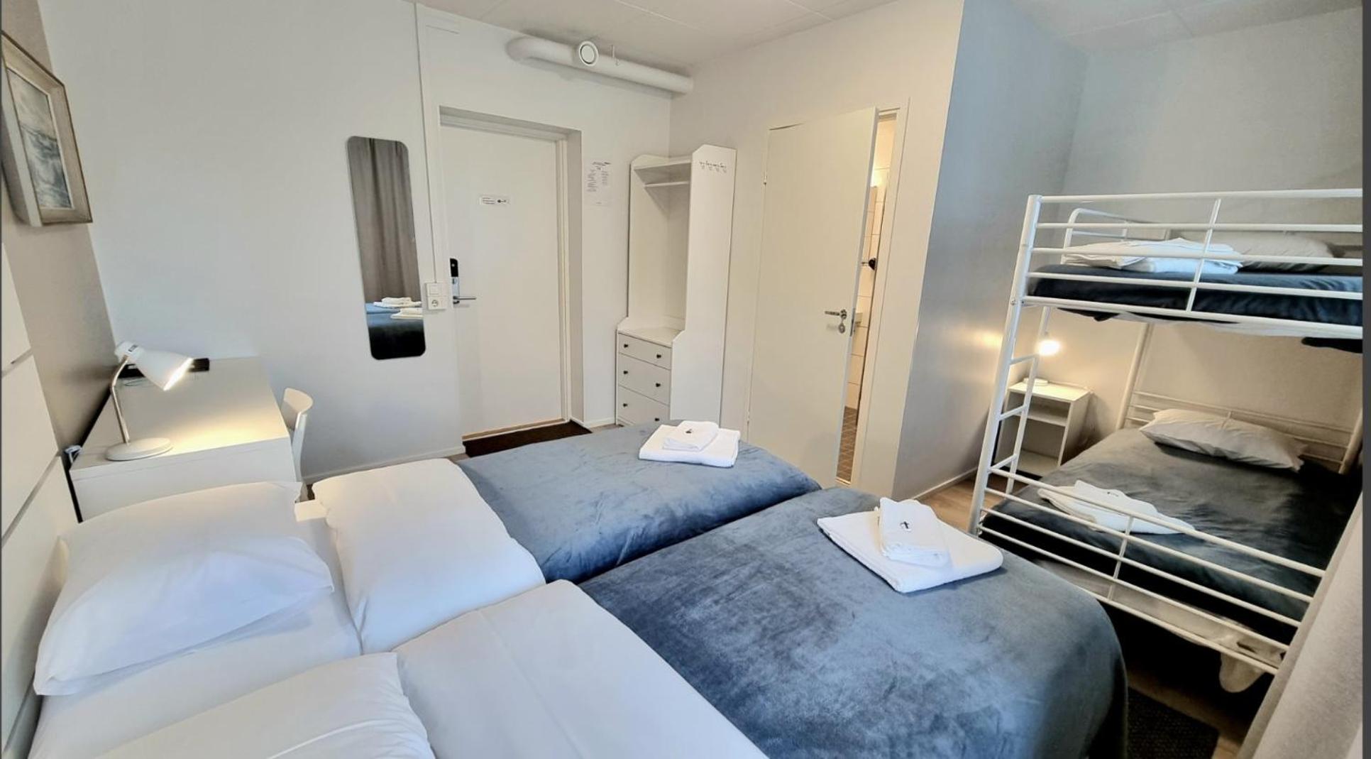 Quadruple Room with Private Bathroom - Photo 10
