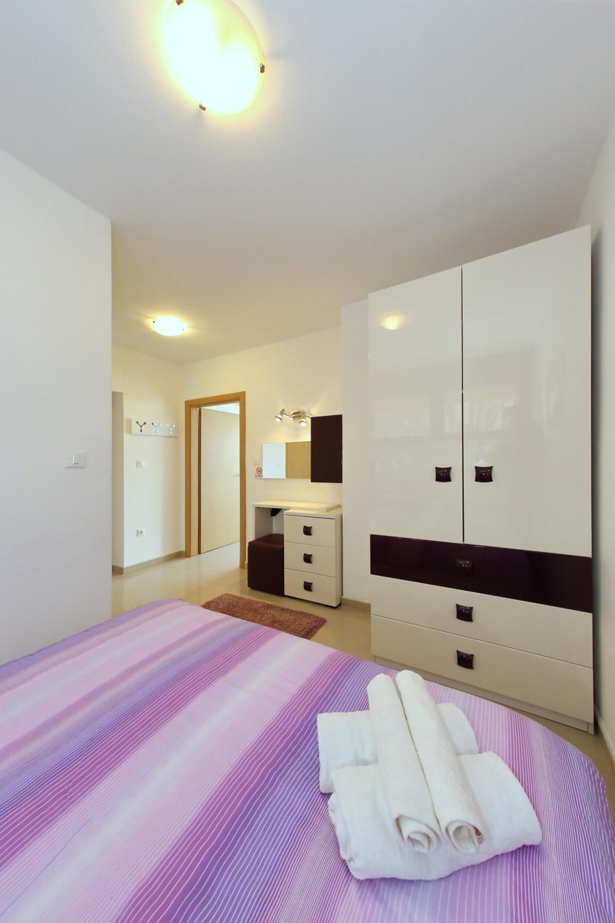 One-Bedroom Apartment with Sea View - Photo 29
