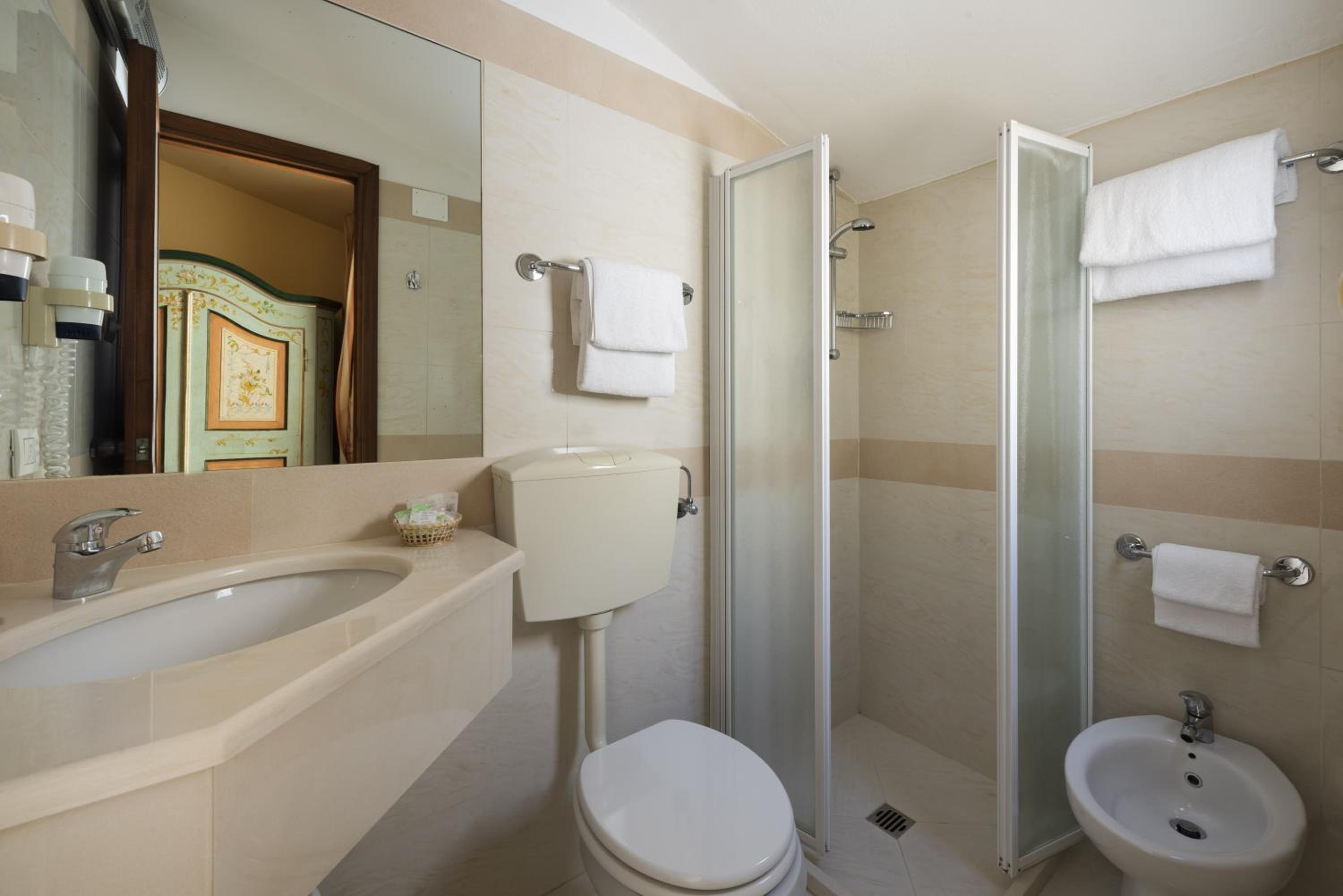 Small Double or Twin Room photo 3