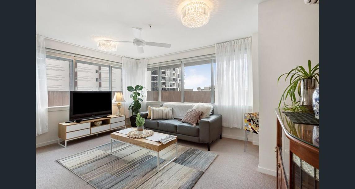 One Bedroom Deluxe Queen Apartment with River View