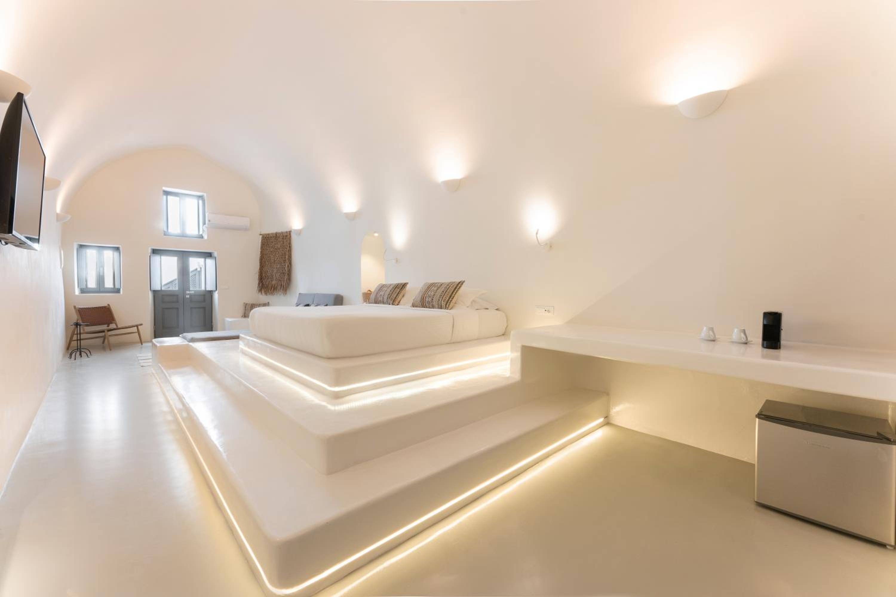 Grand Suite with Caldera View and outdoor Hot Tub - Private Terrace