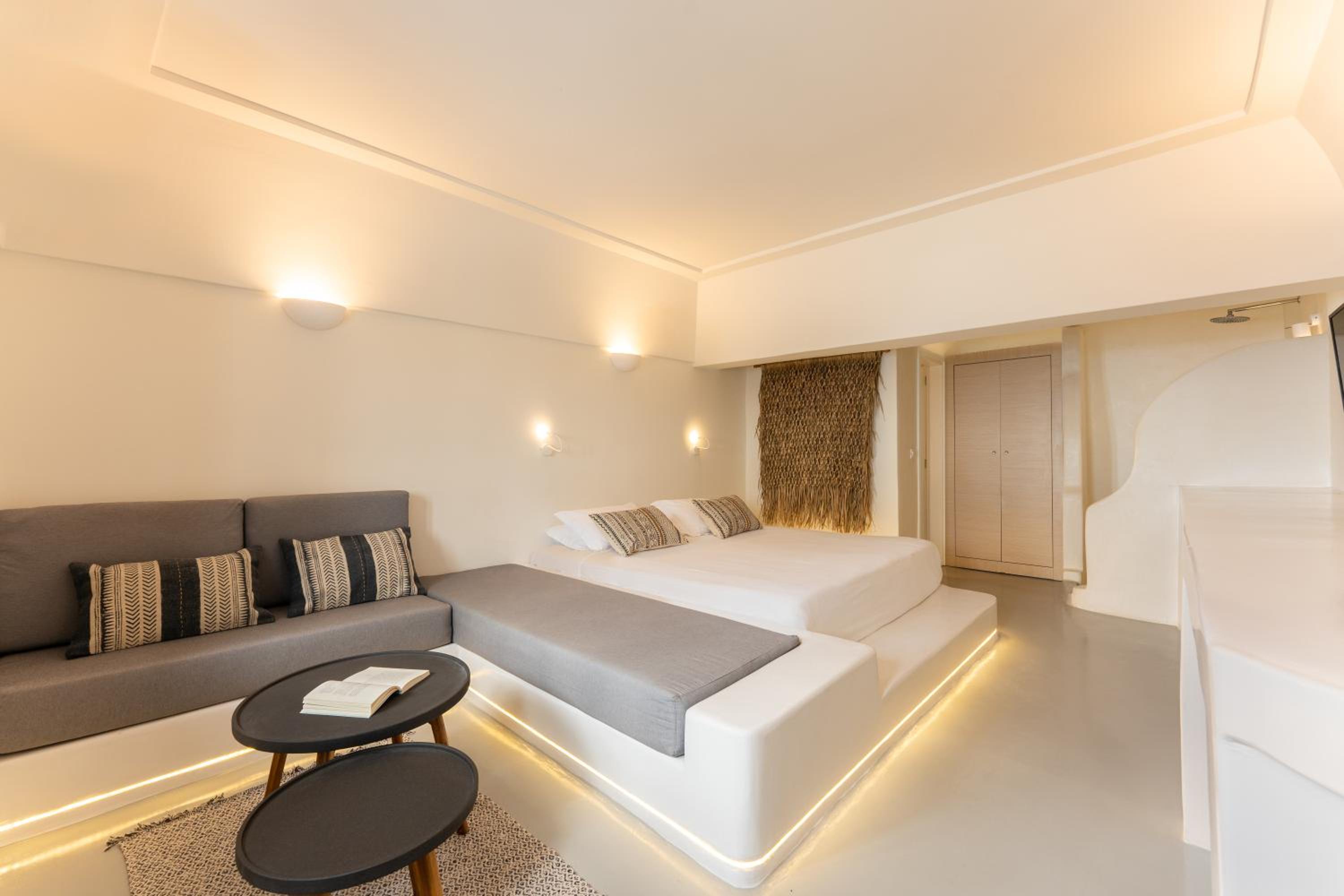 Honeymoon Suite with Caldera View & outdoor Hot Tub