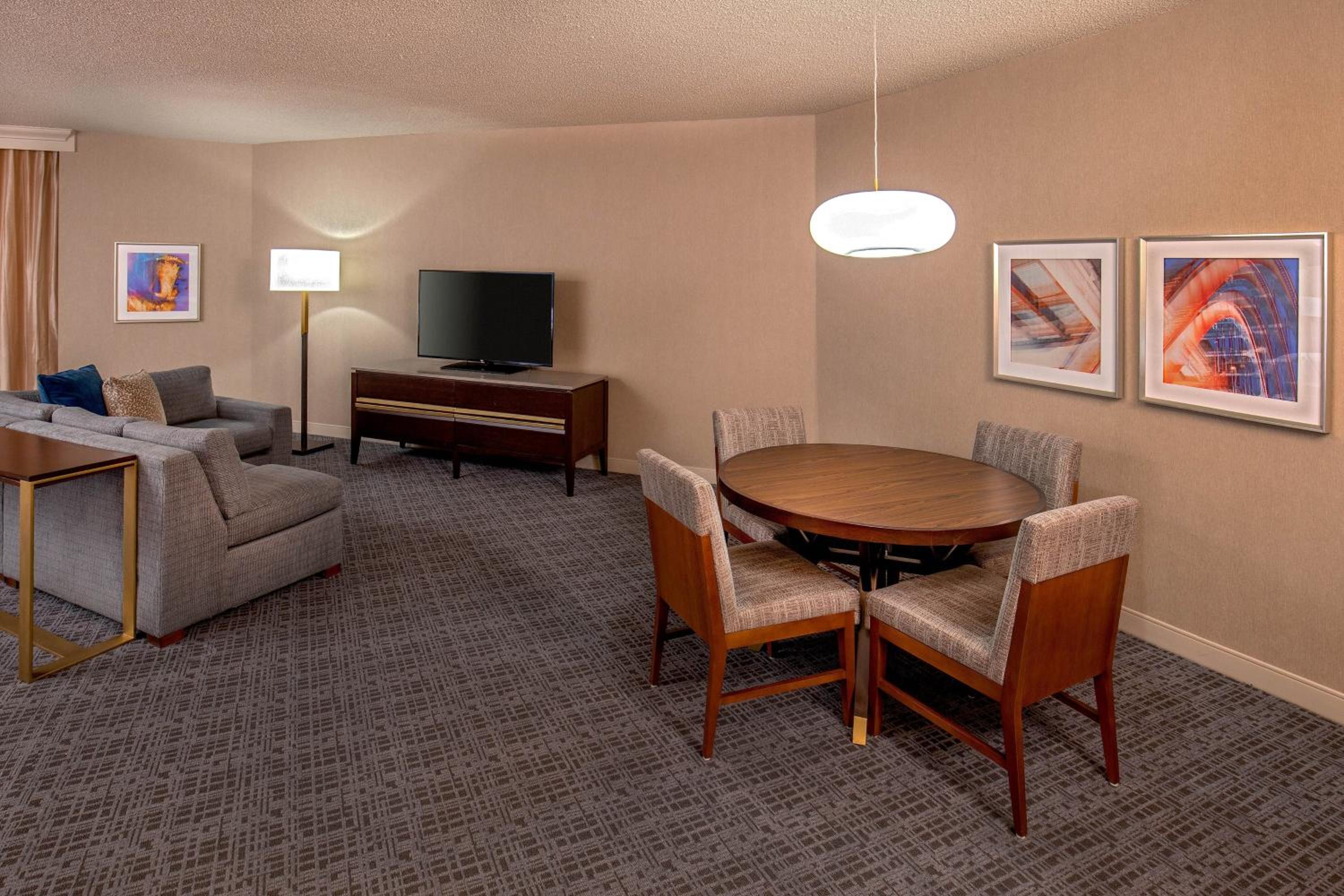 Junior Suite, 1 King Corner room - Photo 7