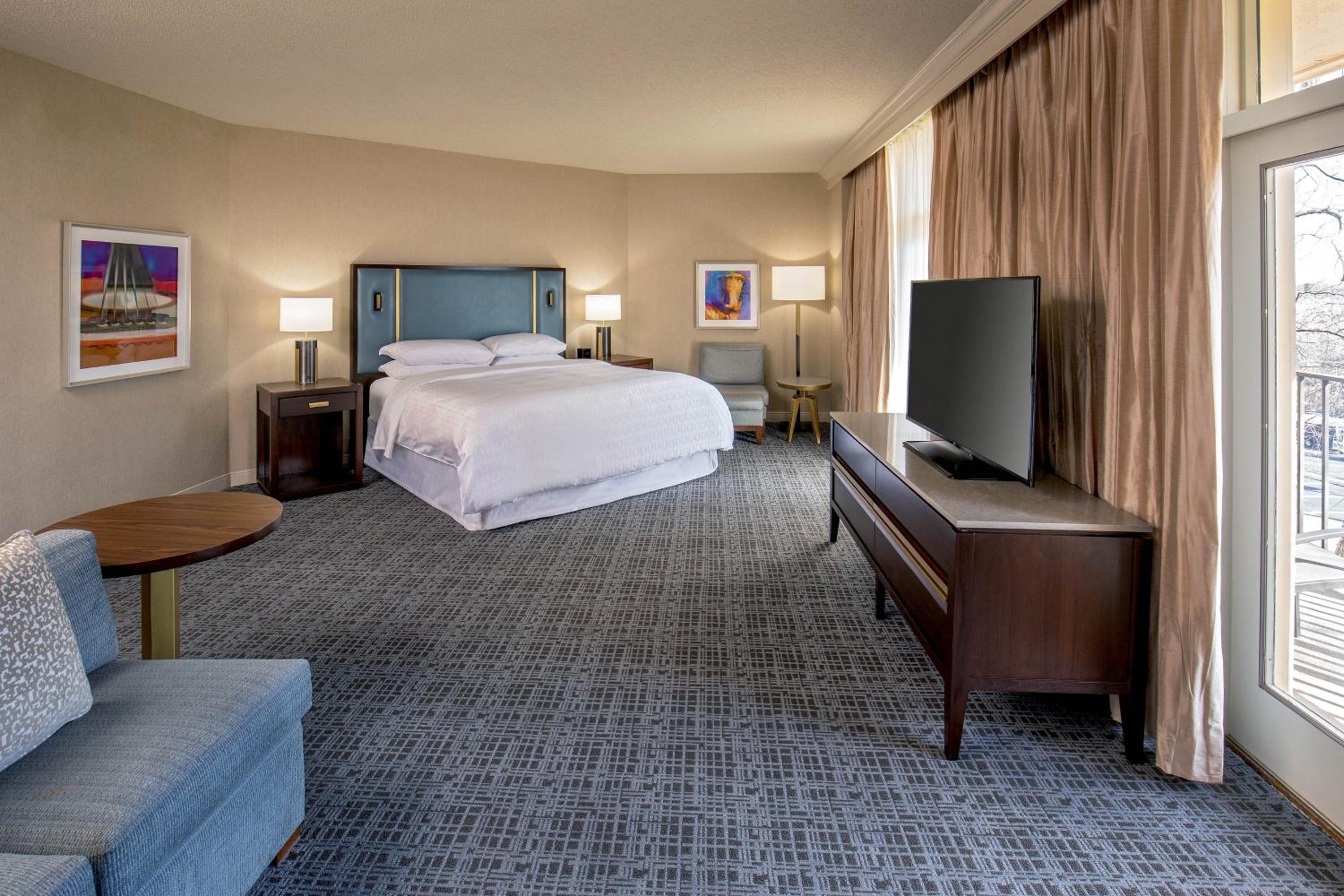 Junior Suite, 1 King Corner room - Photo 2