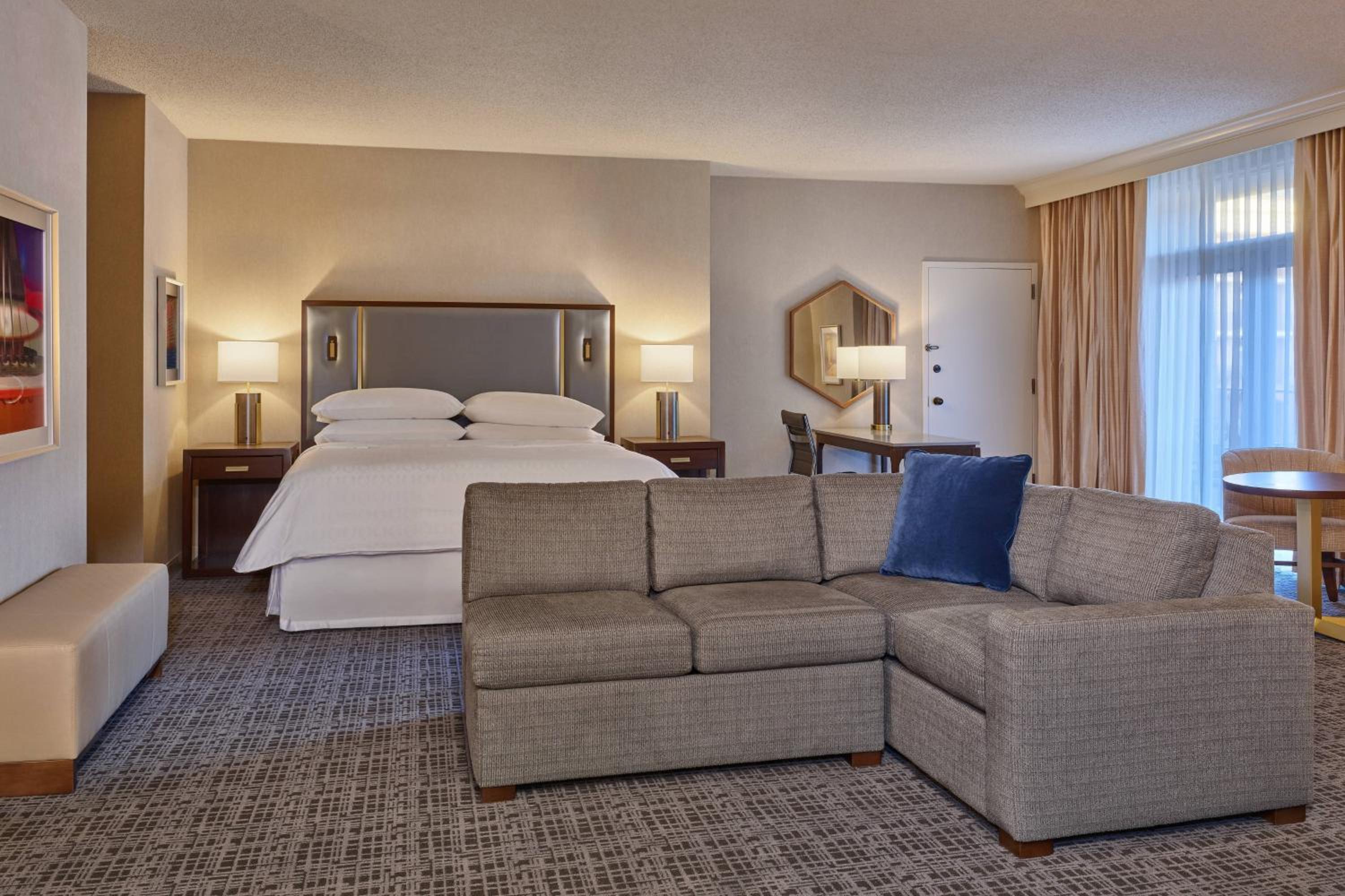 Junior Suite, 1 King Corner room - Photo 3