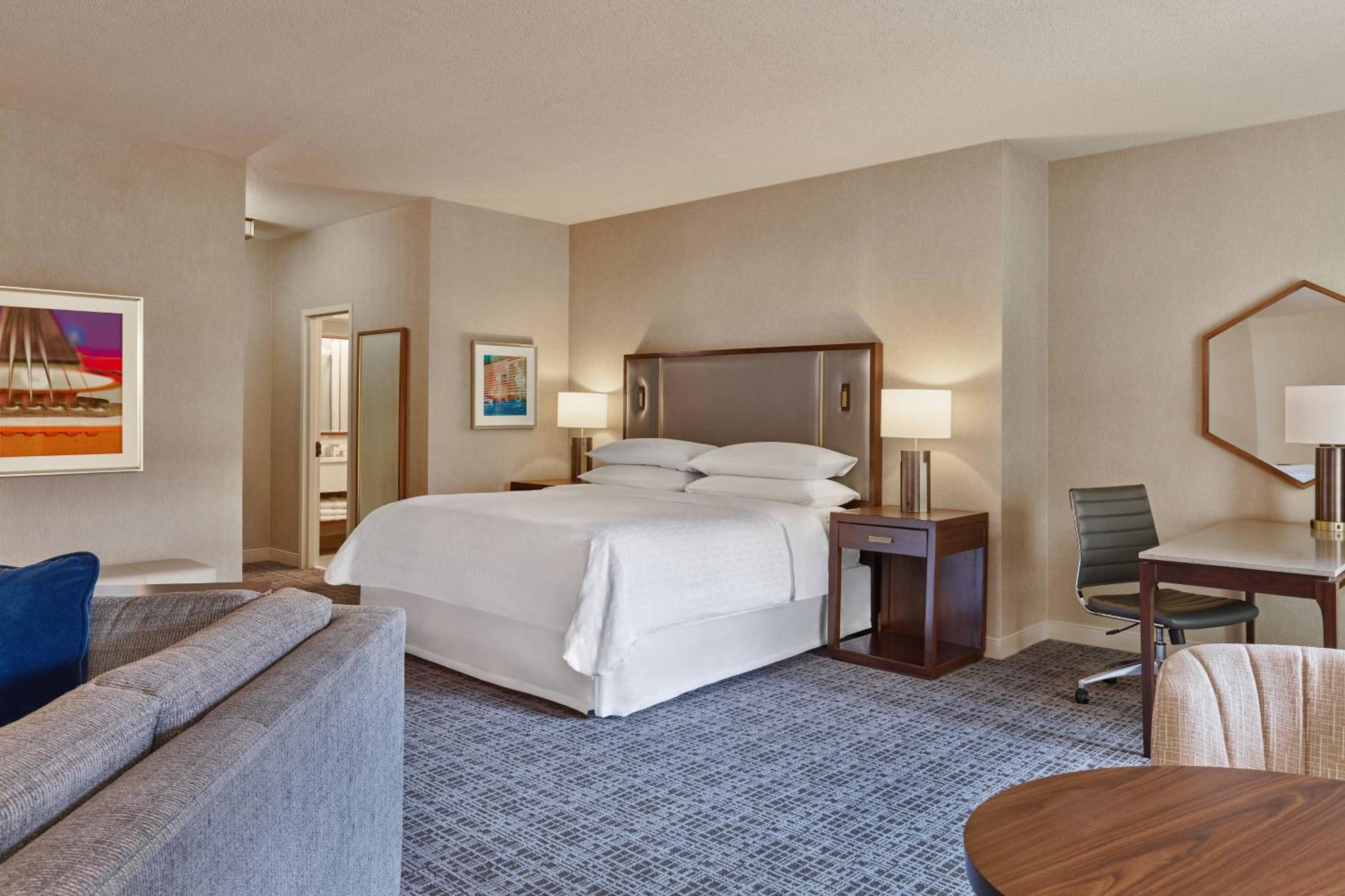 Junior Suite, 1 King Corner room - Photo 4