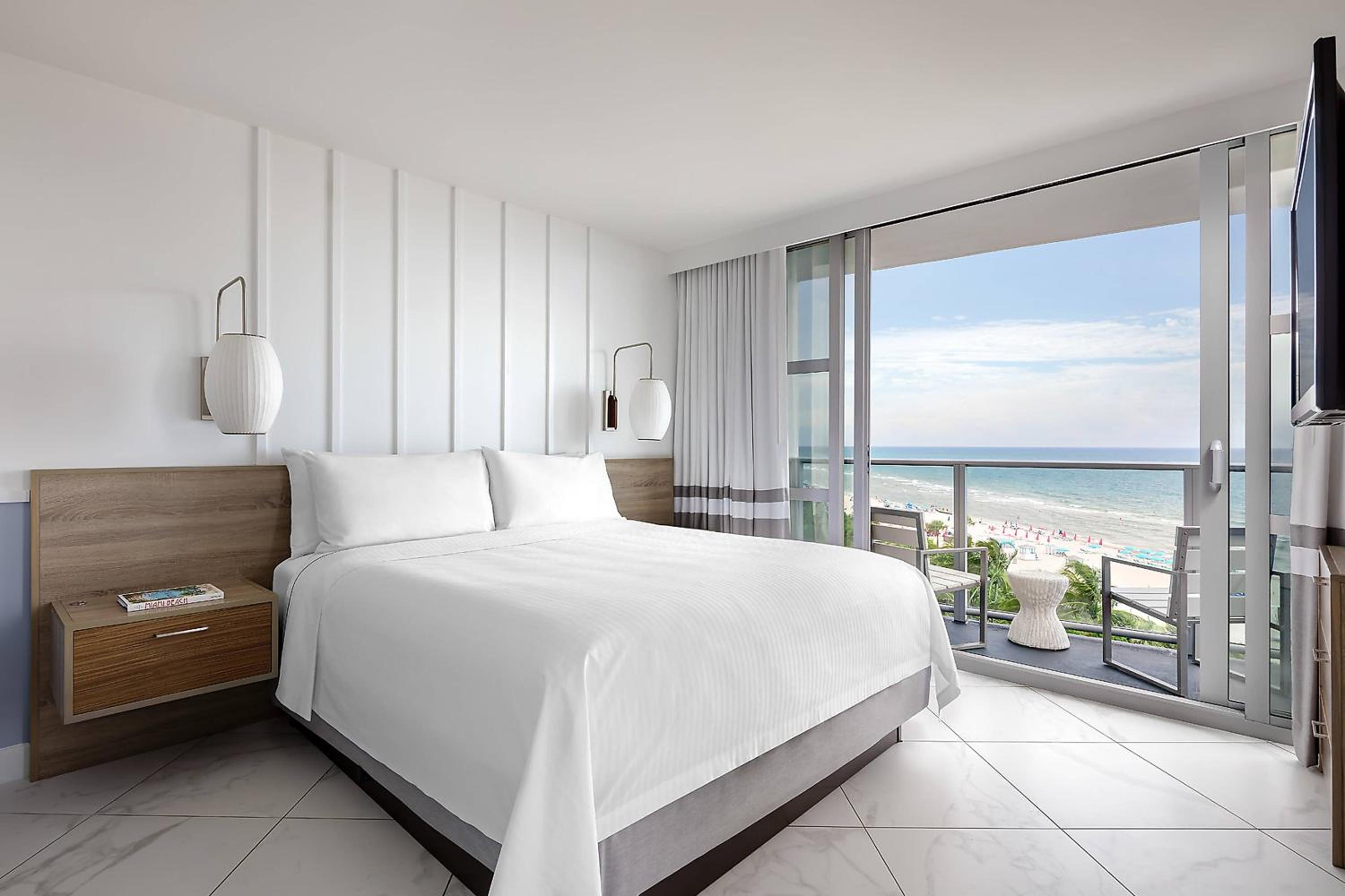 One-Bedroom Premium King Suite with Sofa Bed - Oceanfront - Photo 3