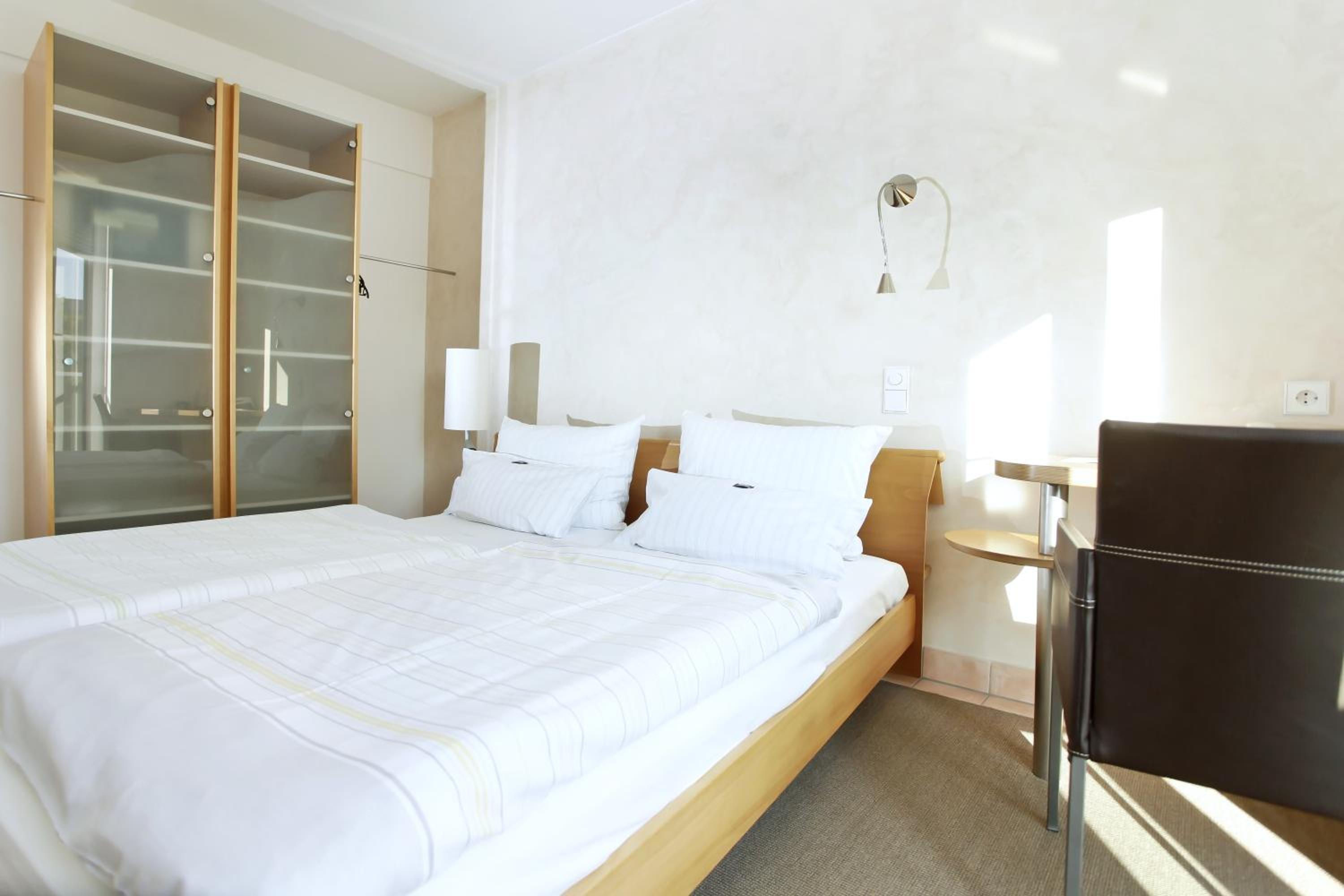 Double Room Alb (Street side) - Photo 10