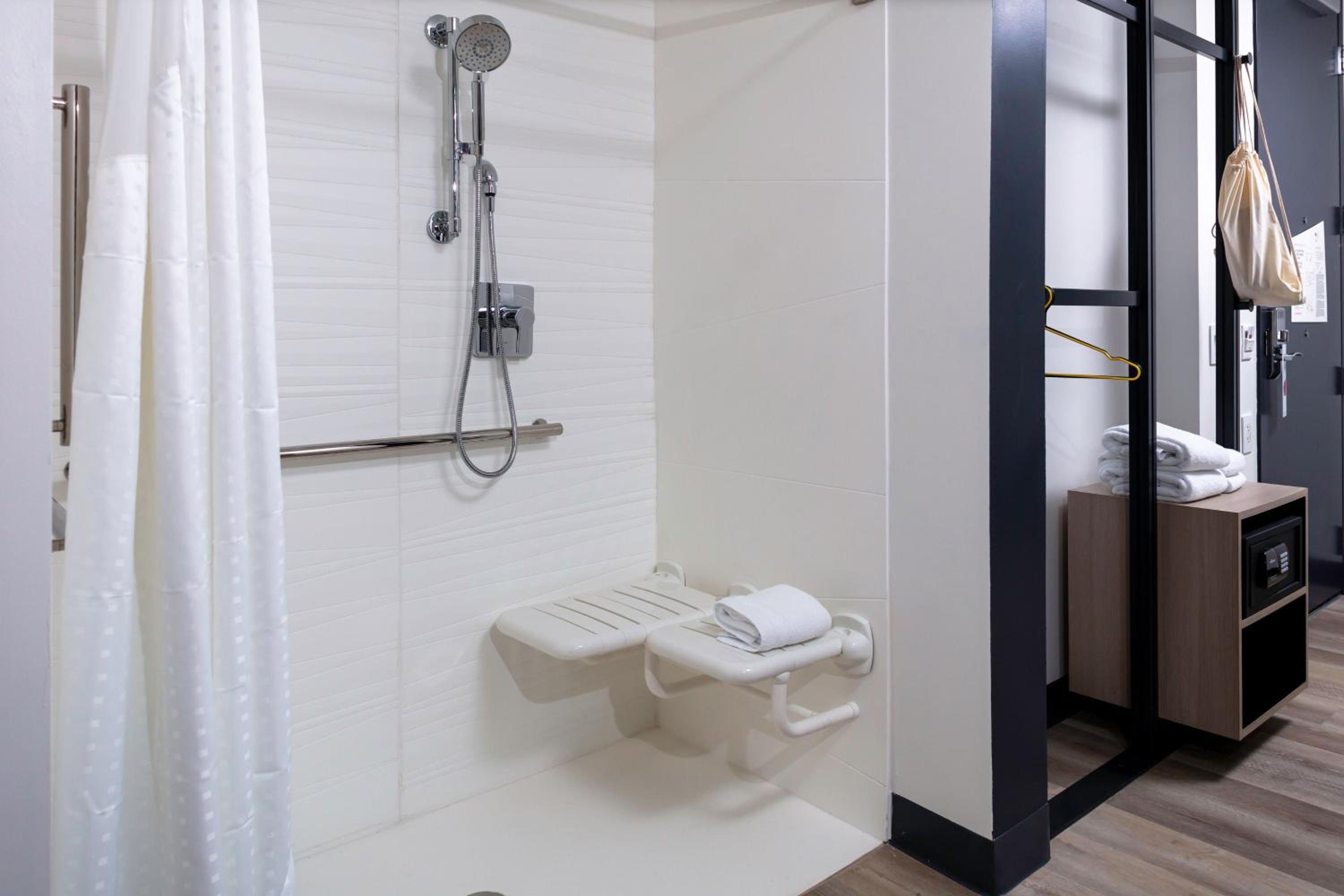 Savvy, Guest room, 2 Queen, Sofa bed (Mobility Accessible w/ Roll-in Shower)