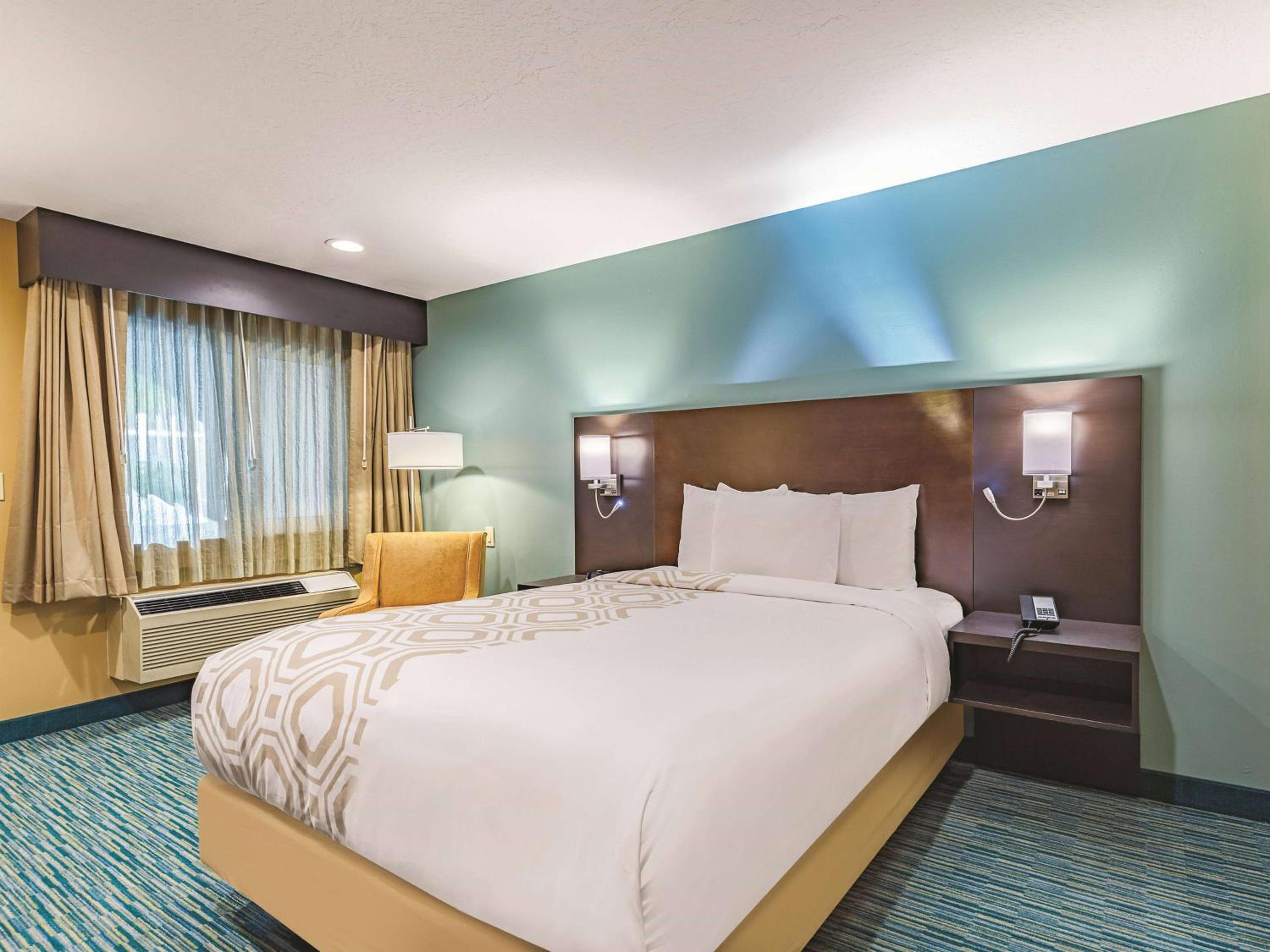 Queen Room with Mobility/Hearing Access - Non-Smoking photo 1