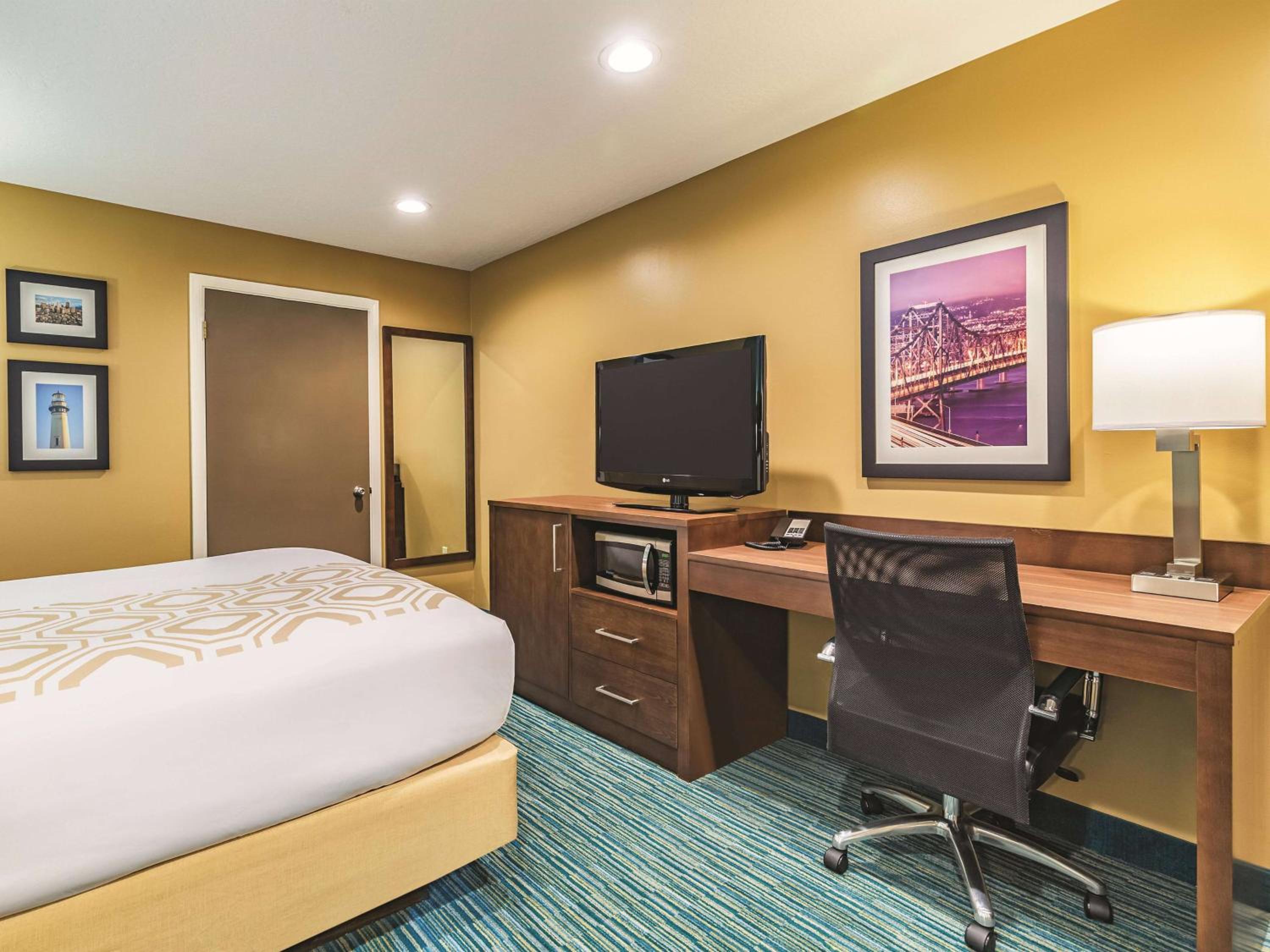 Queen Room with Mobility/Hearing Access - Non-Smoking photo 3