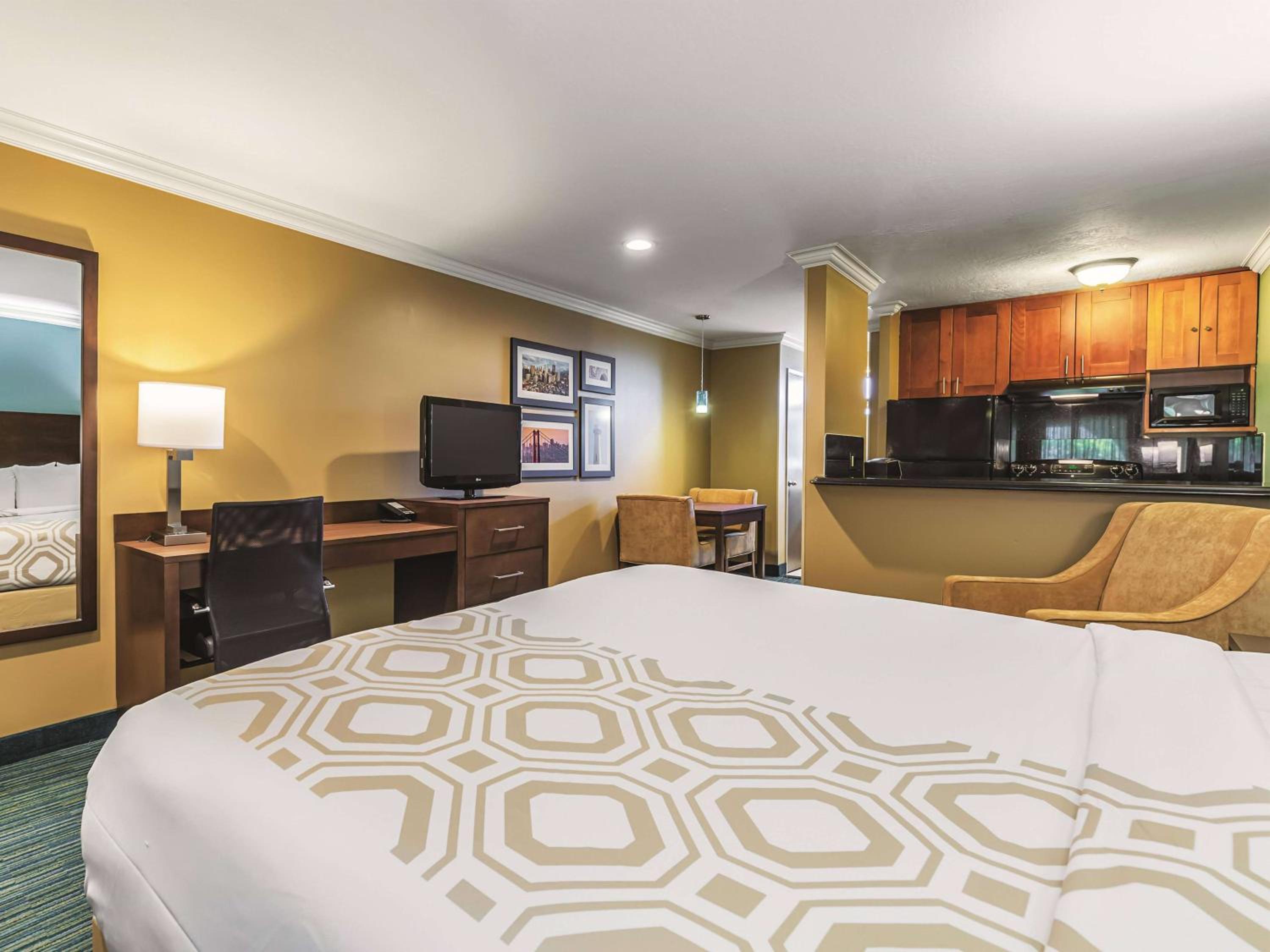 Superior King Room with Kitchen - Non-Smoking - Photo 2