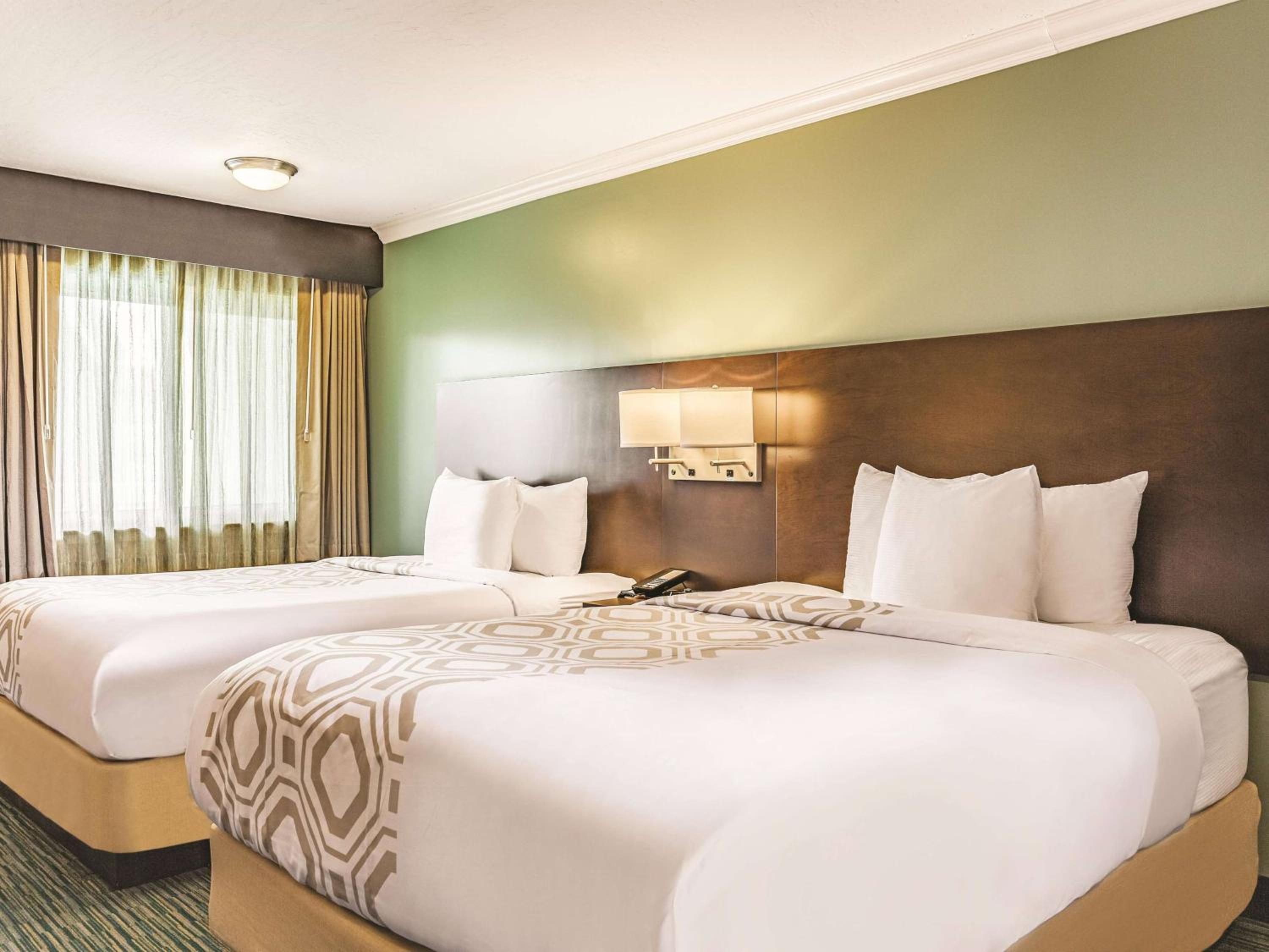 Superior Queen Room with Two Queen Beds and Kitchen - Non-Smoking - Photo 2