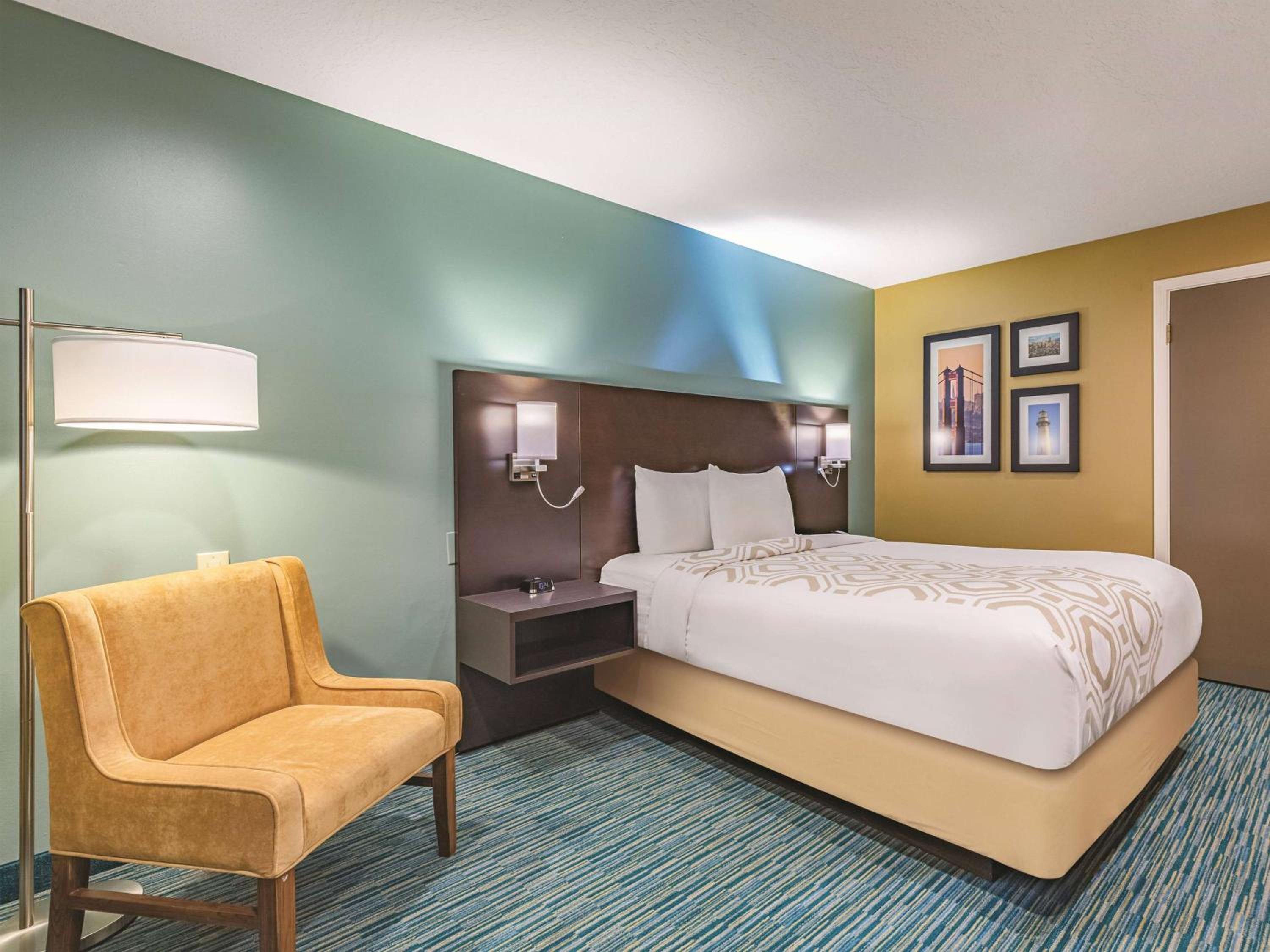 Queen Room with Mobility/Hearing Access - Non-Smoking photo 2