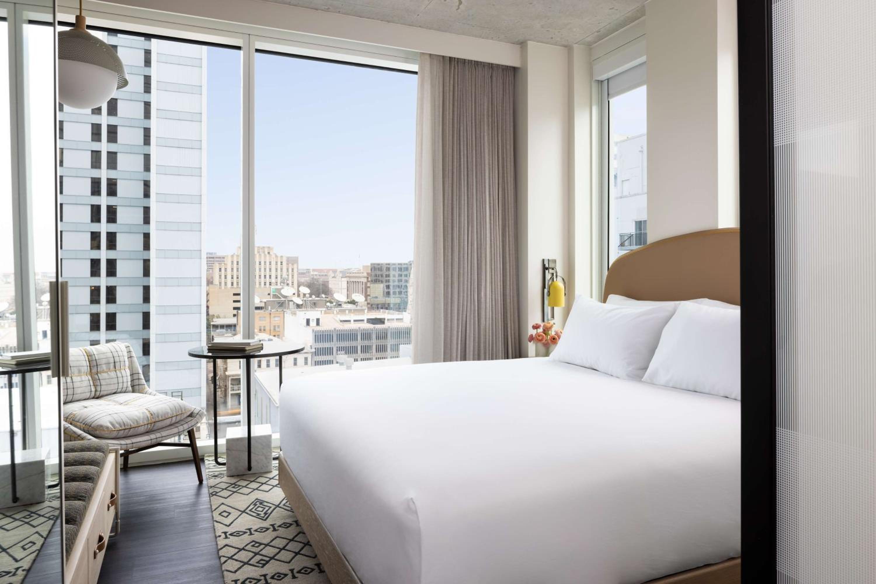 Corner King Room with City View - Photo 1