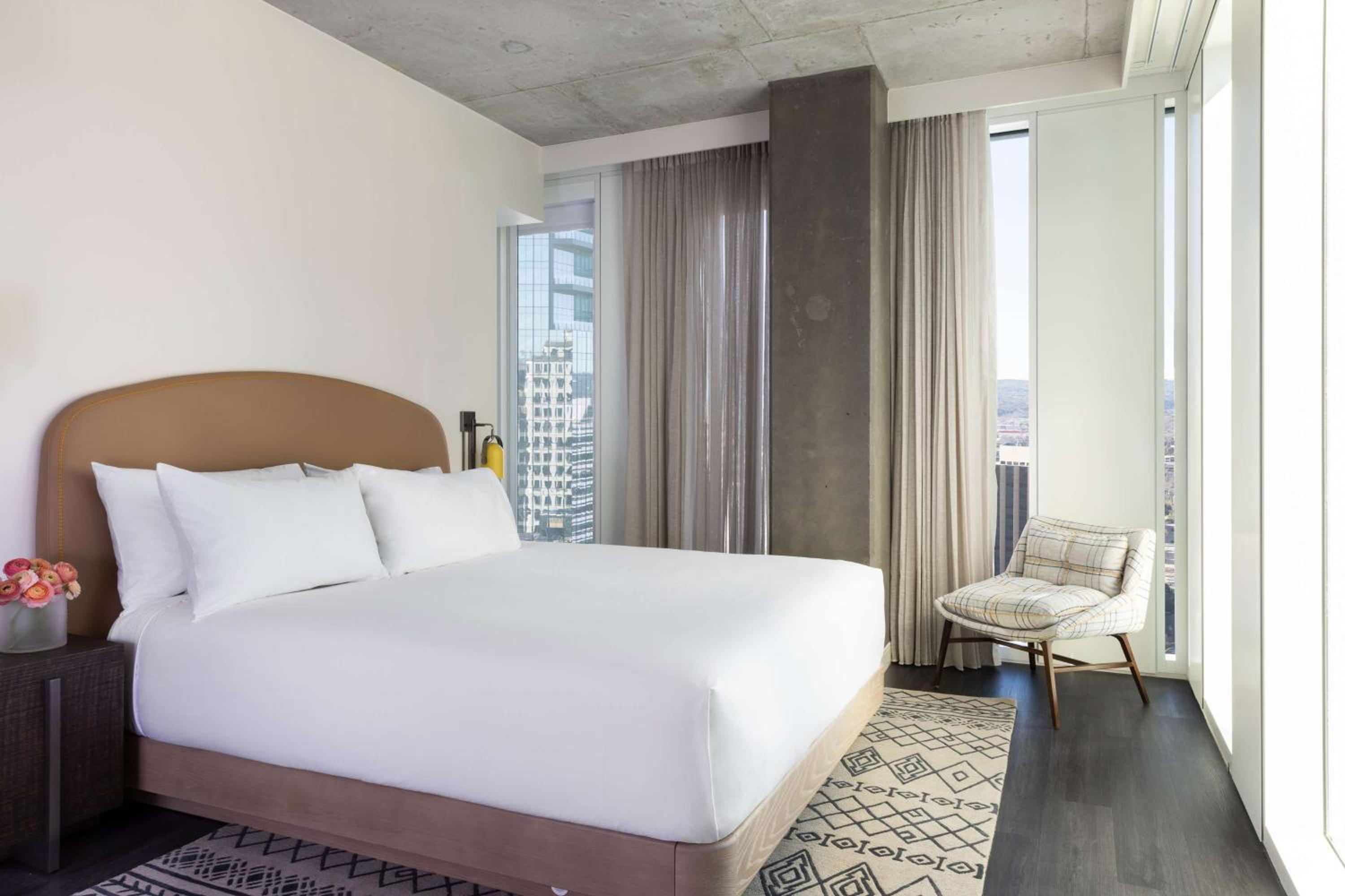 Deluxe King Room with City View - Photo 1