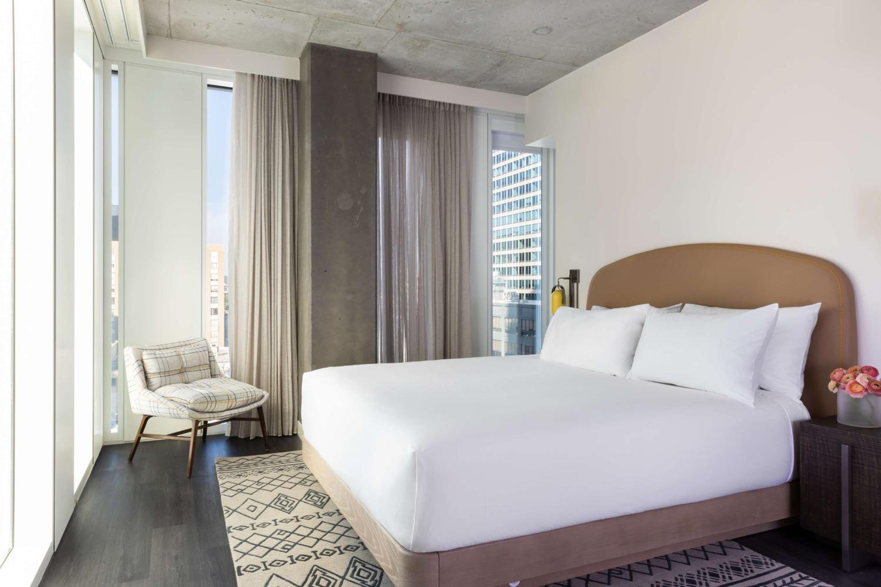 Deluxe King Room with City View - Photo 2