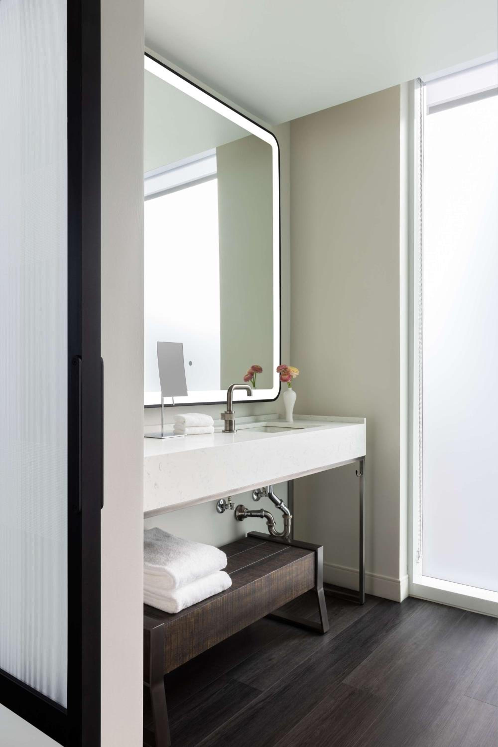 Corner King Room with City View - Photo 2