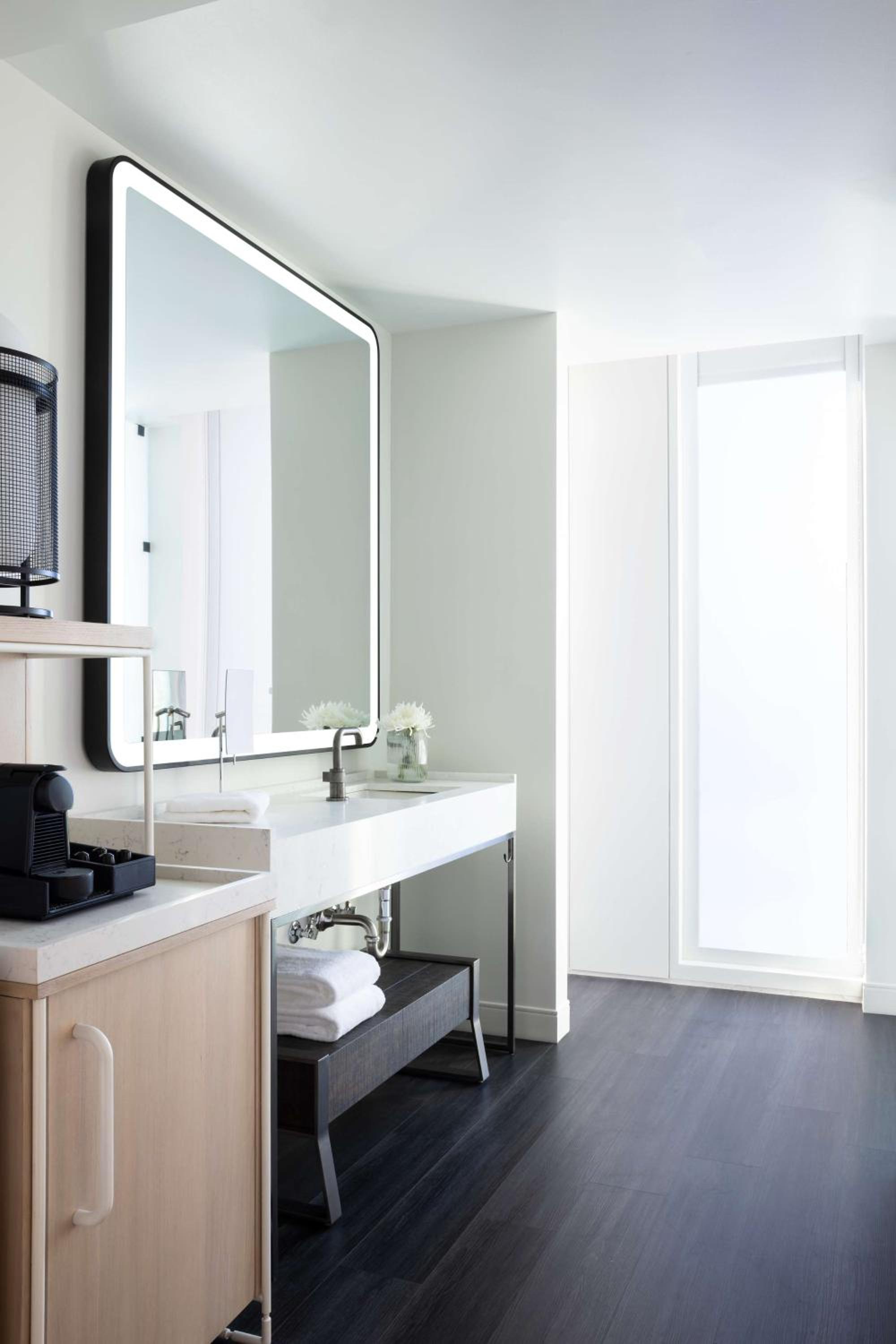Deluxe King Room with City View - Photo 3